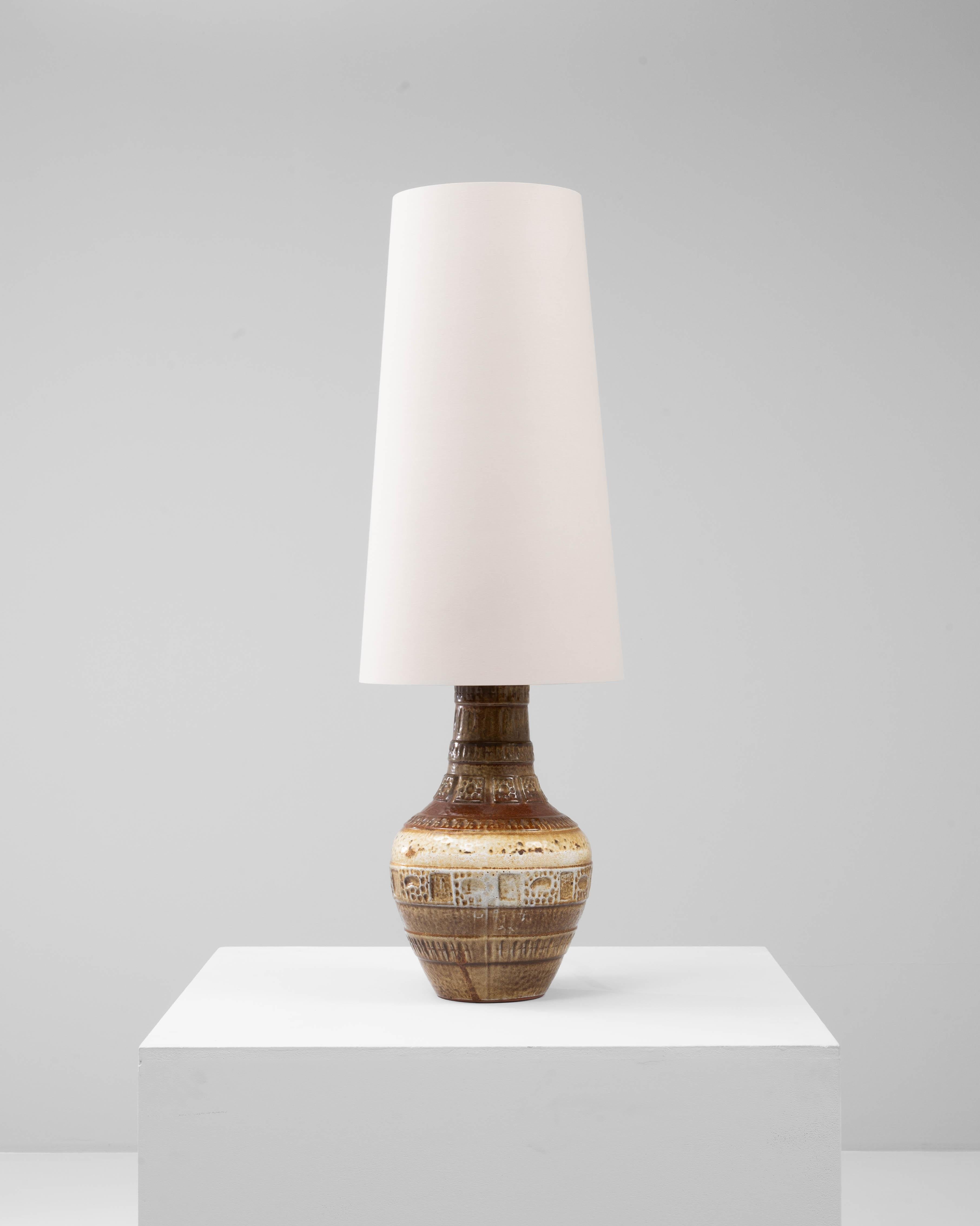 Allemand Lampe de table en céramique allemande du 20e siècle avec détails gravés en vente