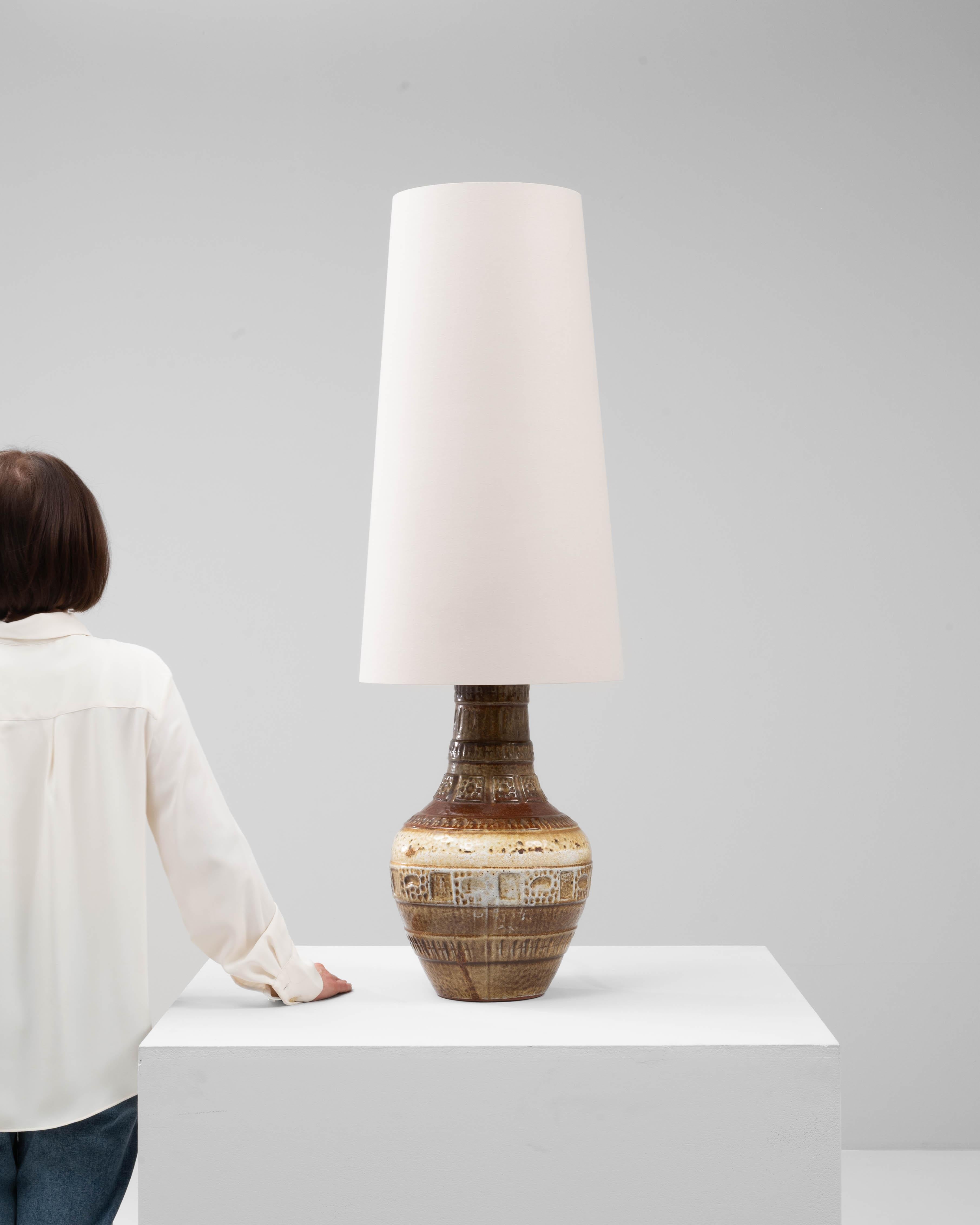 Lampe de table en céramique allemande du 20e siècle avec détails gravés Bon état - En vente à High Point, NC