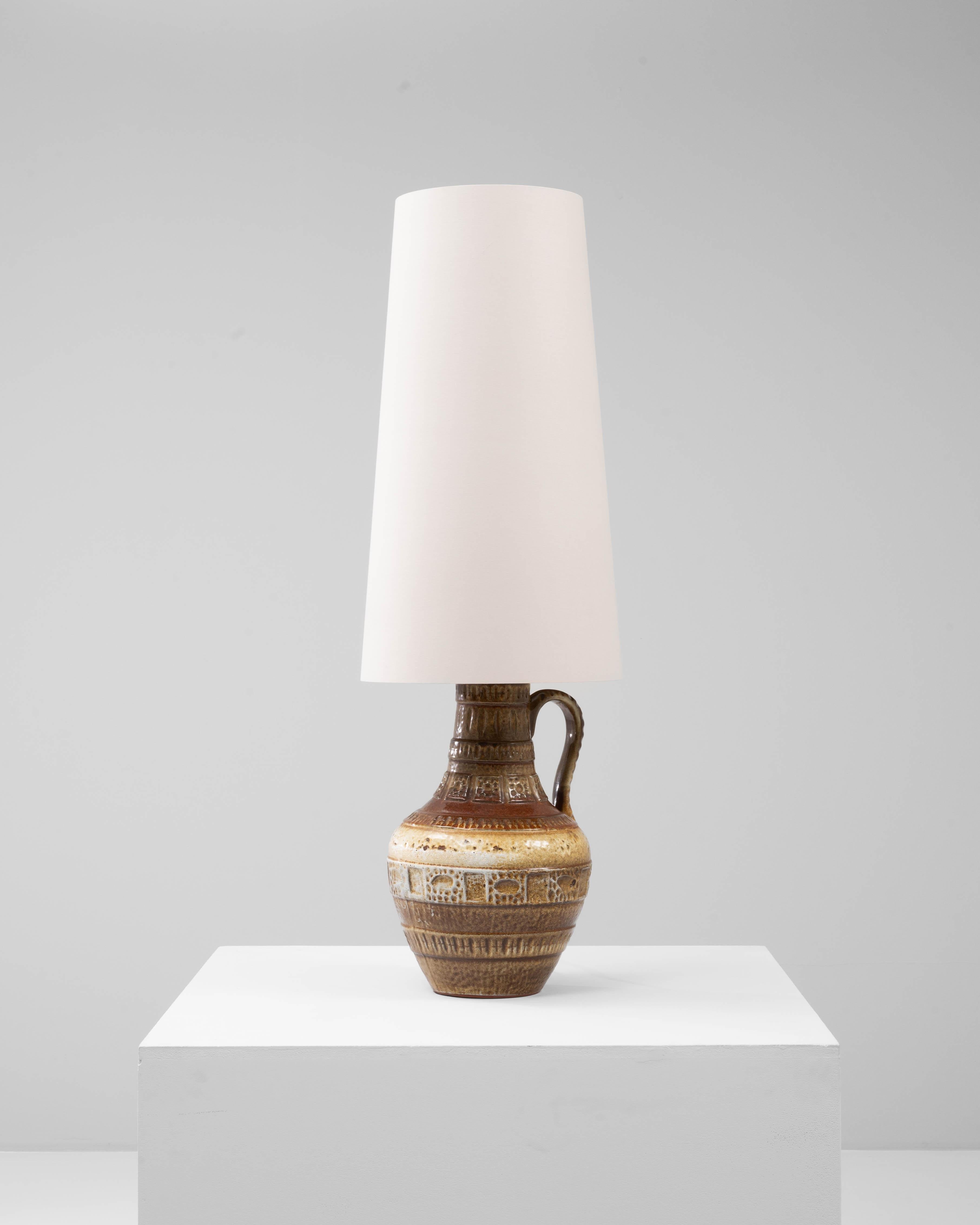 Céramique Lampe de table en céramique allemande du 20e siècle avec détails gravés en vente