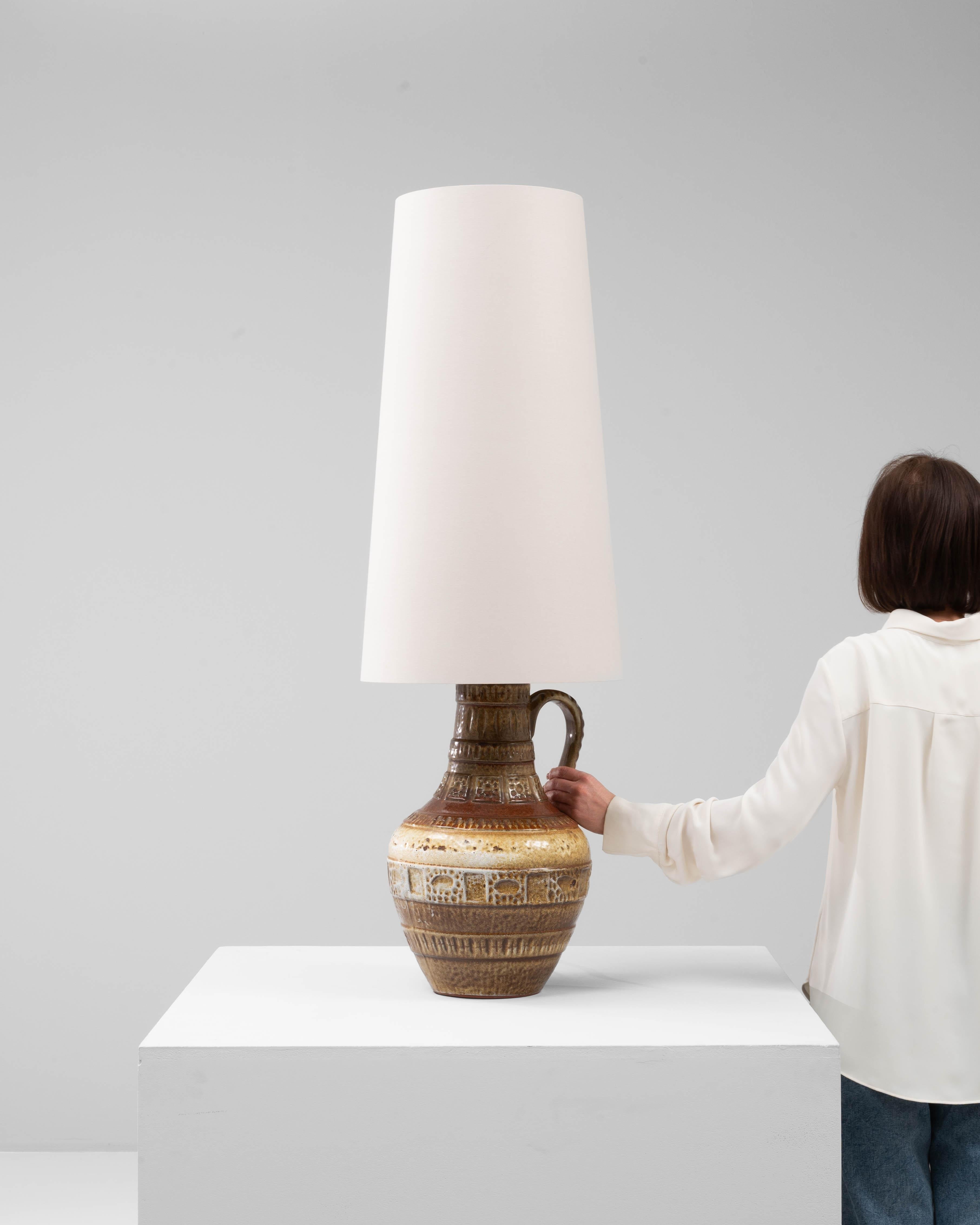 Lampe de table en céramique allemande du 20e siècle avec détails gravés en vente 1