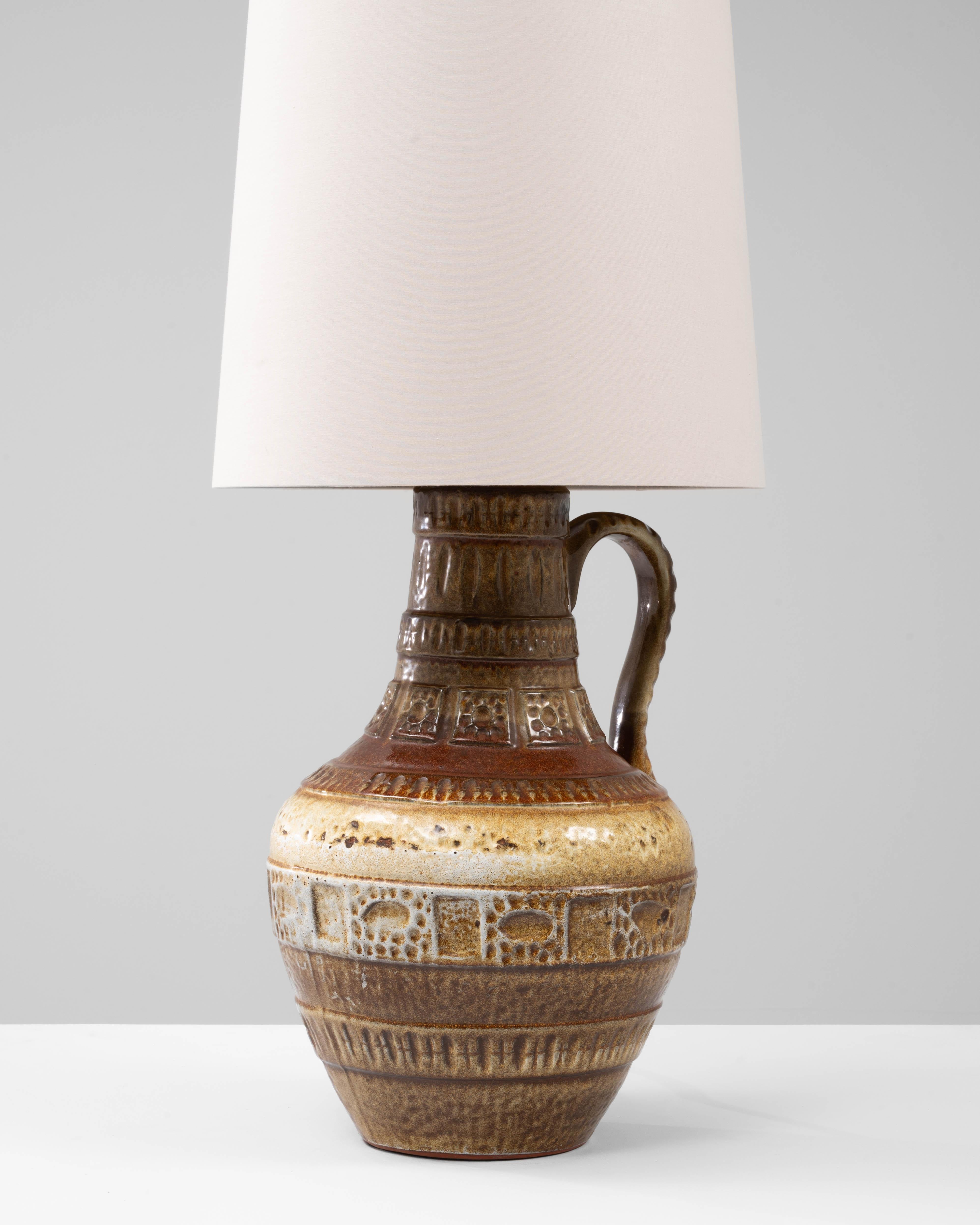 Lampe de table en céramique allemande du 20e siècle avec détails gravés en vente 2