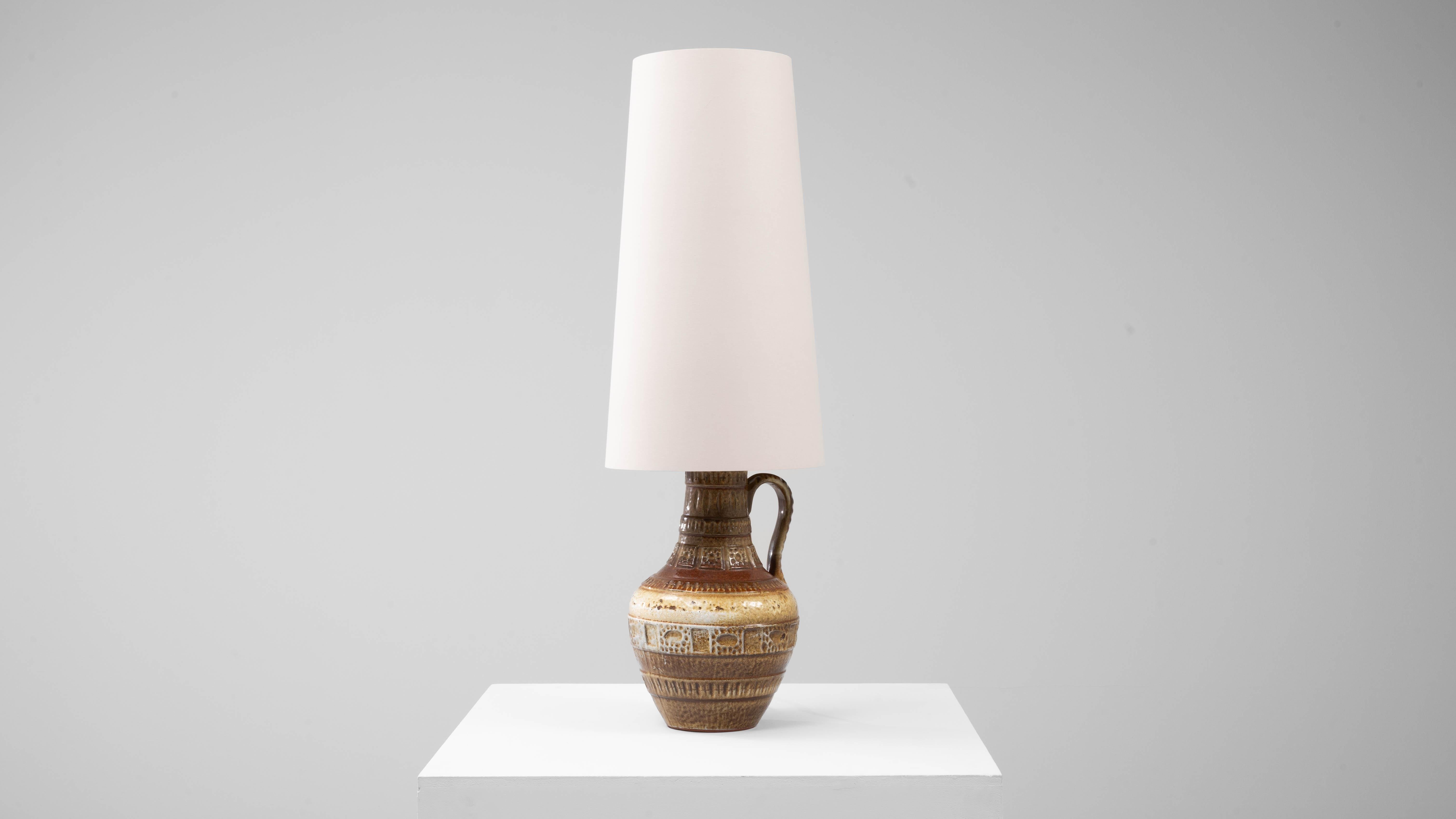 Lampe de table en céramique allemande du 20e siècle avec détails gravés en vente 3