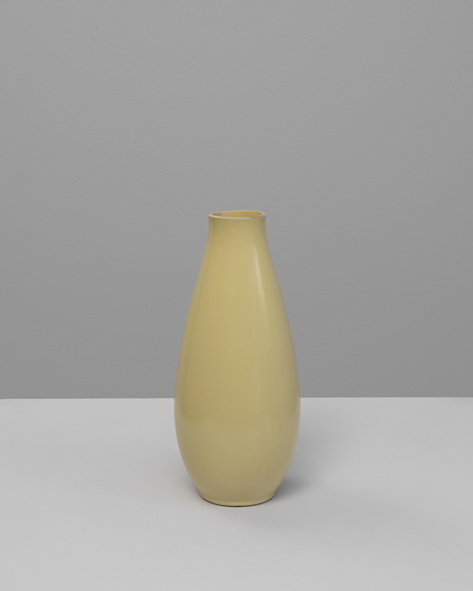 Jarrón de cerámica alemana del siglo XX. Este refinado jarrón de mediados de siglo presenta una forma de lágrima lisa y alargada con un cuello suavemente ahusado, que encarna la elegancia minimalista característica del diseño moderno alemán. Acabada