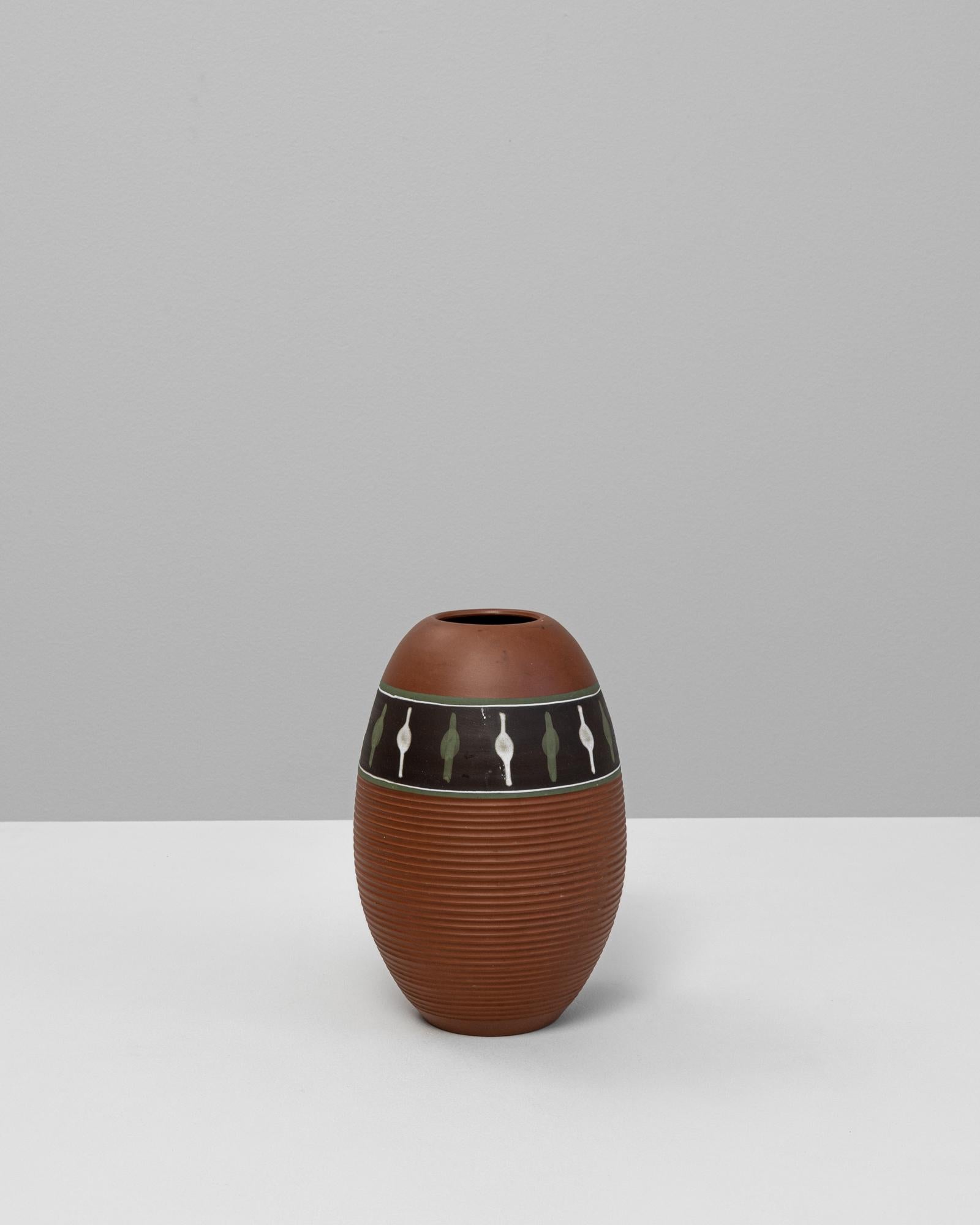 Vaso in ceramica tedesca del XX secolo. Questo caratteristico vaso della metà del secolo scorso presenta un corpo in terracotta strutturato con sottili nervature orizzontali e una fascia a contrasto di motivi geometrici dipinti in verde oliva e