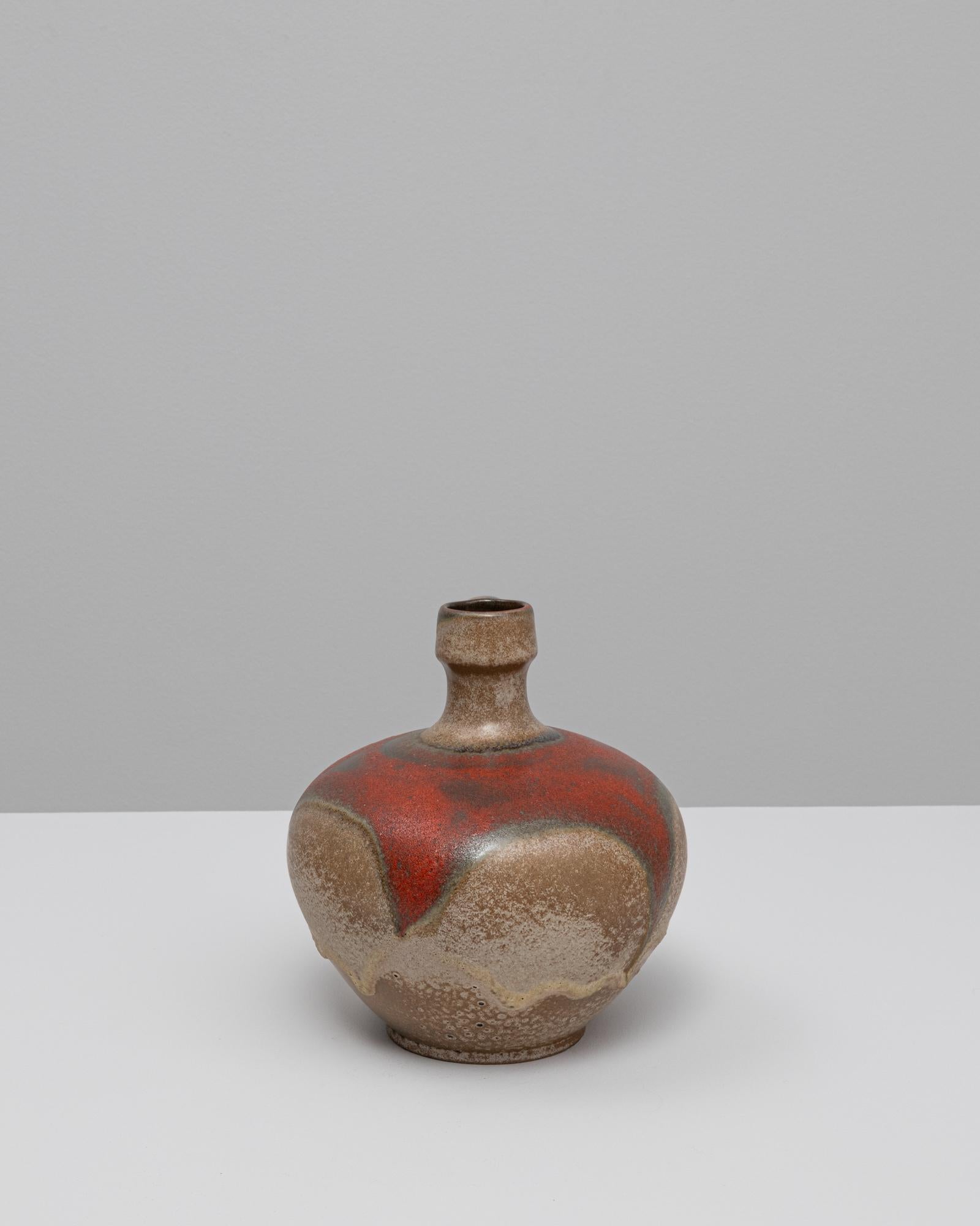 Vaso in ceramica tedesca del XX secolo. Questo sorprendente vaso della metà del secolo scorso esemplifica le audaci tecniche di smaltatura della West German Pottery e presenta una fluente finitura in stile vulcanico nei toni del rosso, del marrone e