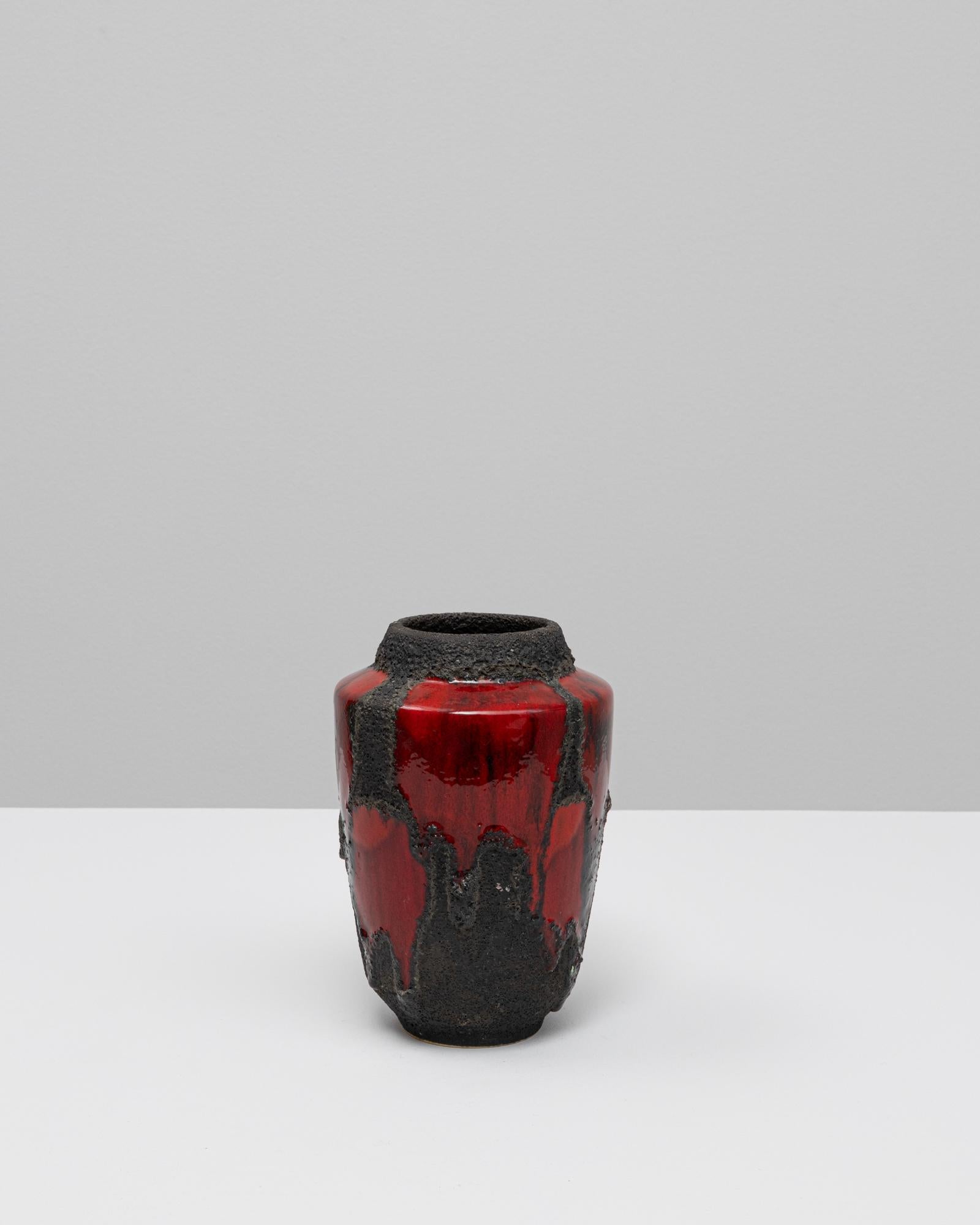 Vaso in ceramica tedesca del XX secolo. Questo audace vaso di Rich German esemplifica lo stile 