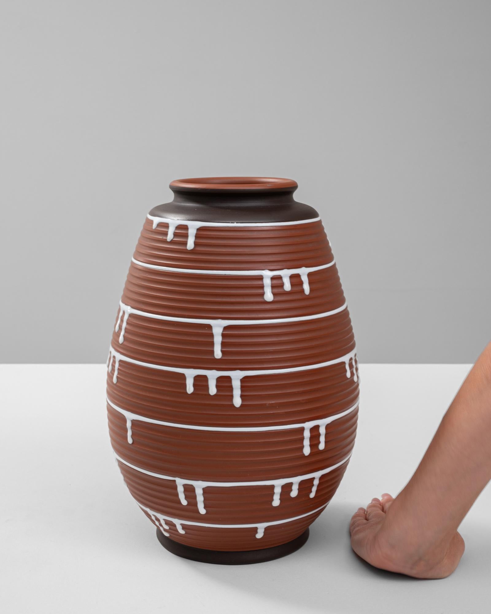 Vaso in ceramica tedesca del XX secolo In condizioni buone in vendita a High Point, NC