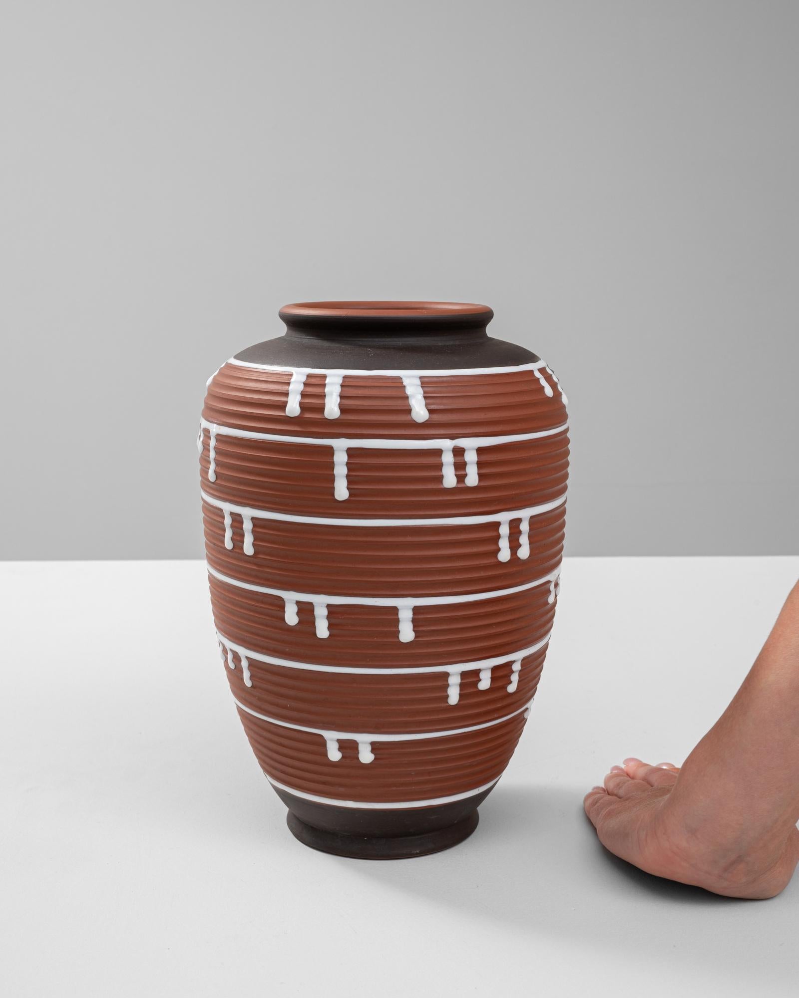 Vaso in ceramica tedesca del XX secolo In condizioni buone in vendita a High Point, NC