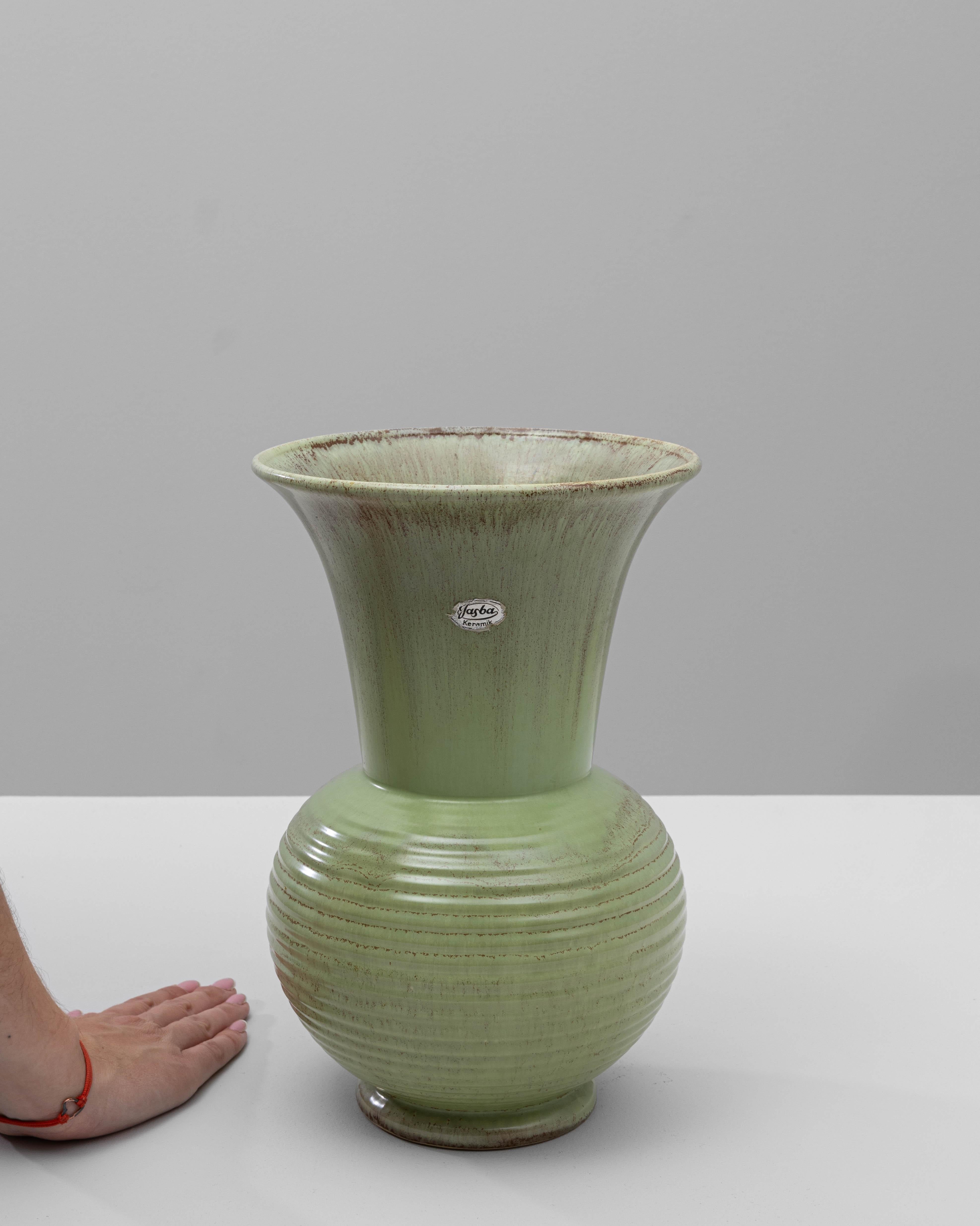 Vaso in ceramica tedesca del XX secolo In condizioni buone in vendita a High Point, NC