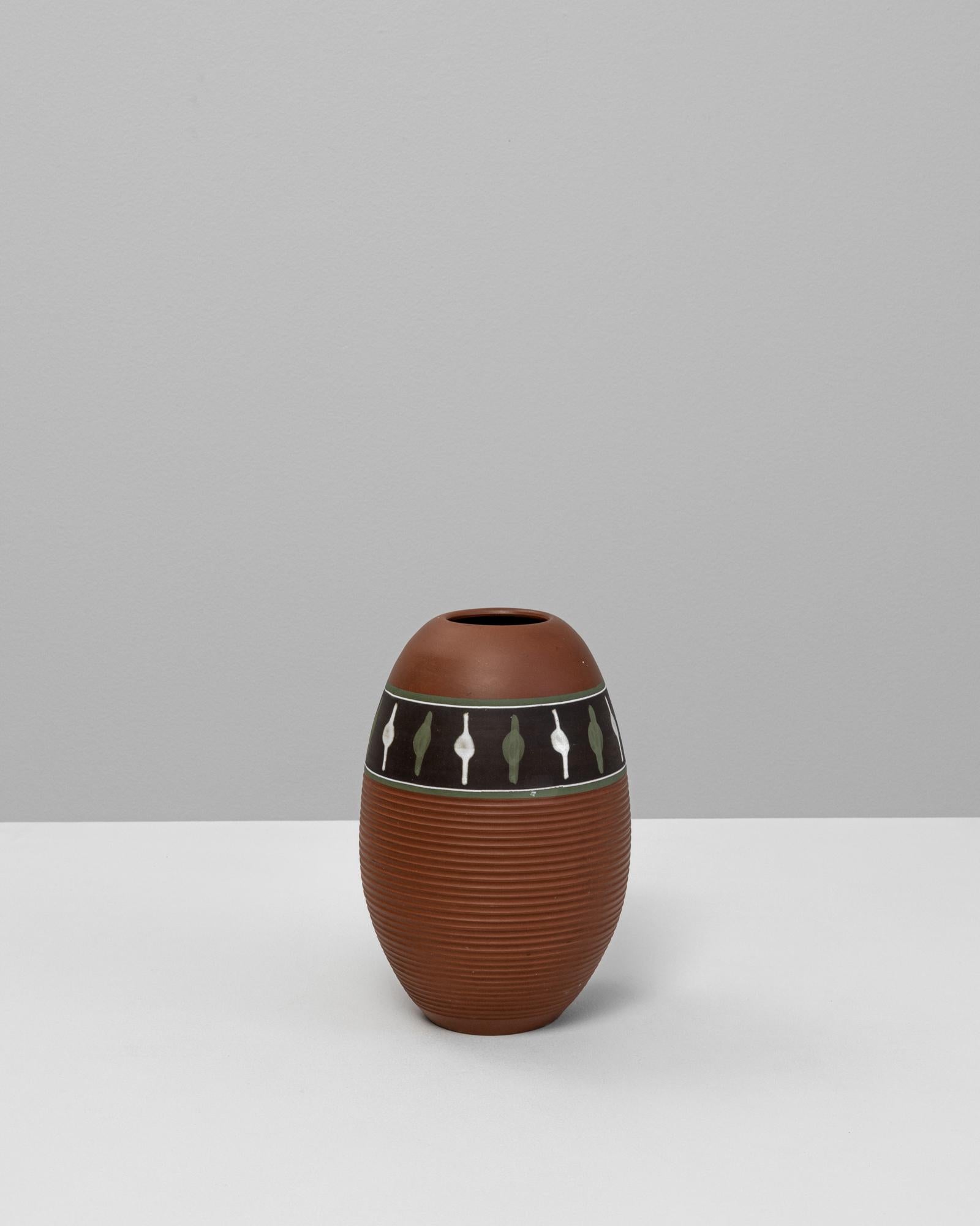 Vaso in ceramica tedesca del XX secolo In condizioni buone in vendita a High Point, NC