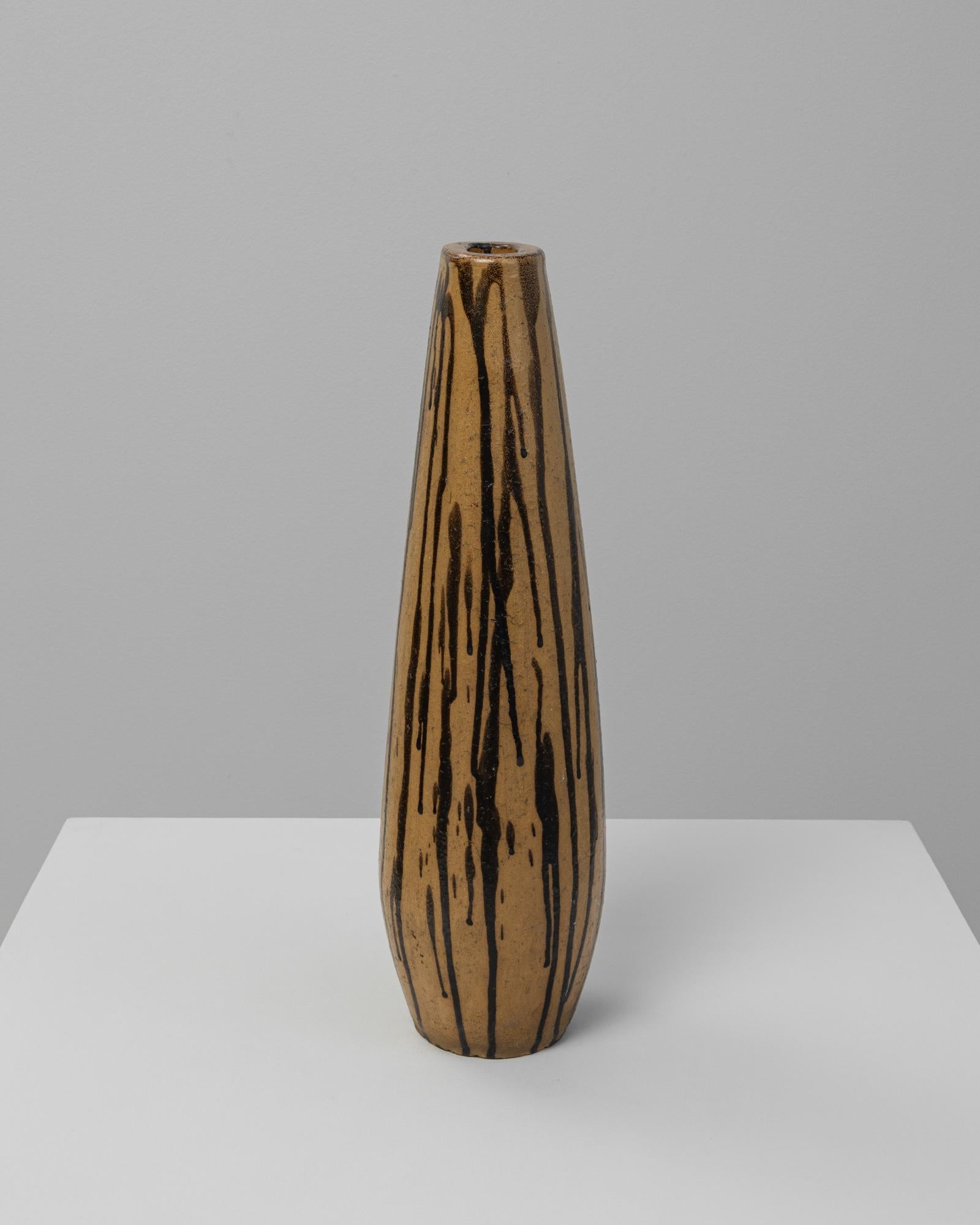 Vase en céramique à glaçure goutteuse allemande du 20e siècle. Cet étonnant récipient du milieu du siècle met en valeur l'art distinctif de la poterie d'atelier allemande, avec une forme cylindrique haute et une surface riche et tactile. La base