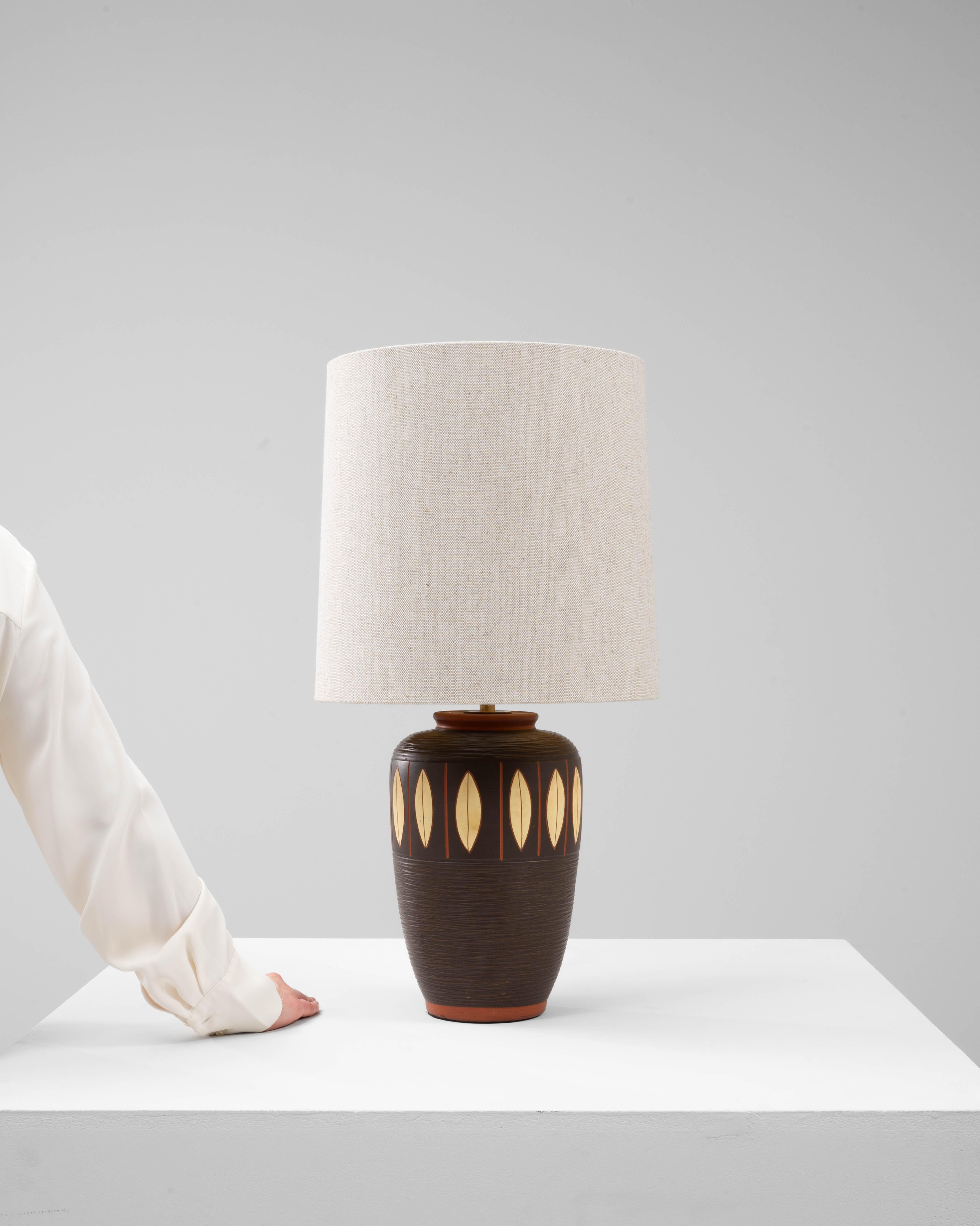 Lampe de table géométrique en céramique allemande du 20e siècle Bon état - En vente à High Point, NC