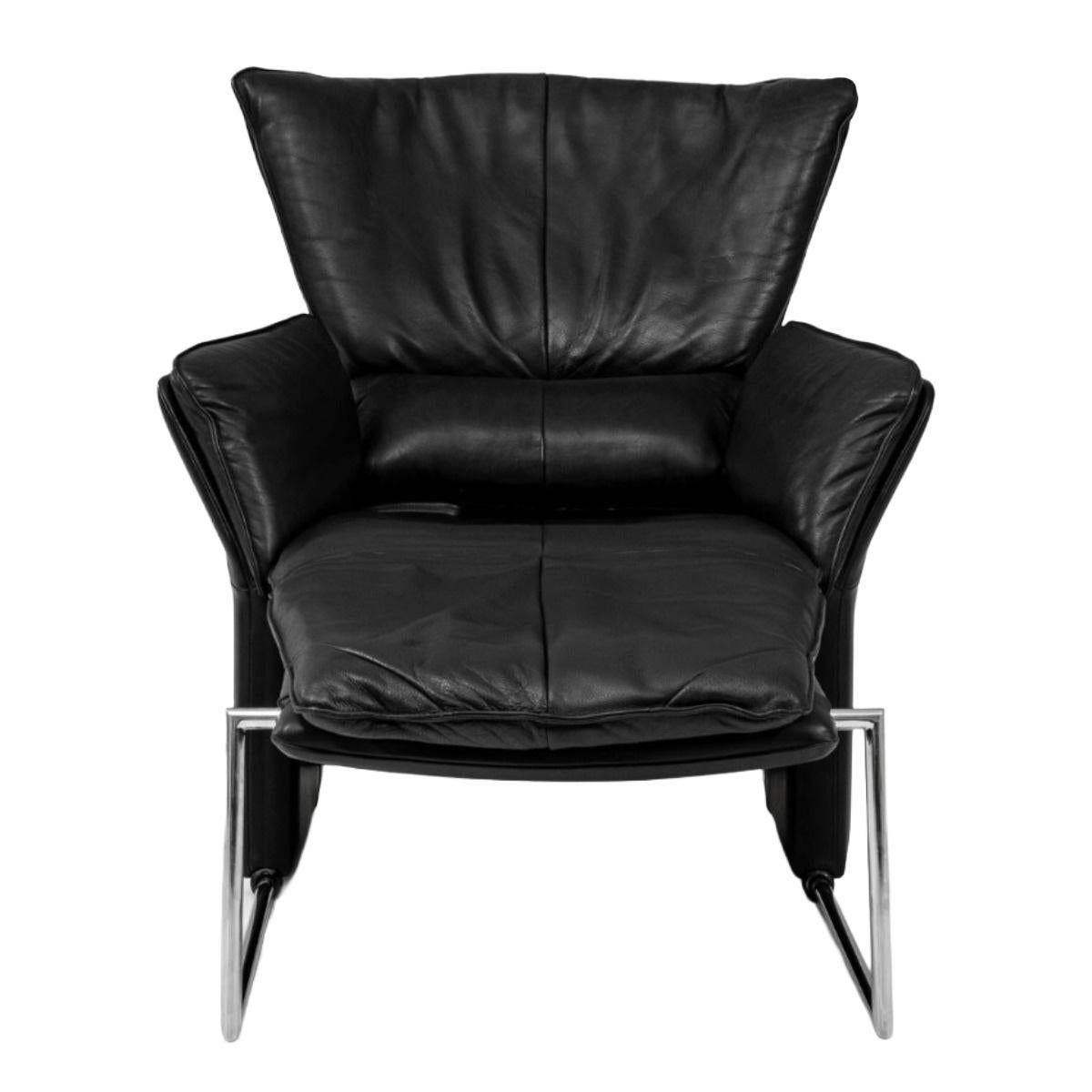 Dieser deutsche Ledersessel aus dem 20. Jahrhundert, entworfen von Jürgen Lange, bietet eine außergewöhnliche Kombination aus Komfort und Funktionalität. Mit seinem eleganten Chromgestell ist der Stuhl sowohl robust als auch elegant und verkörpert