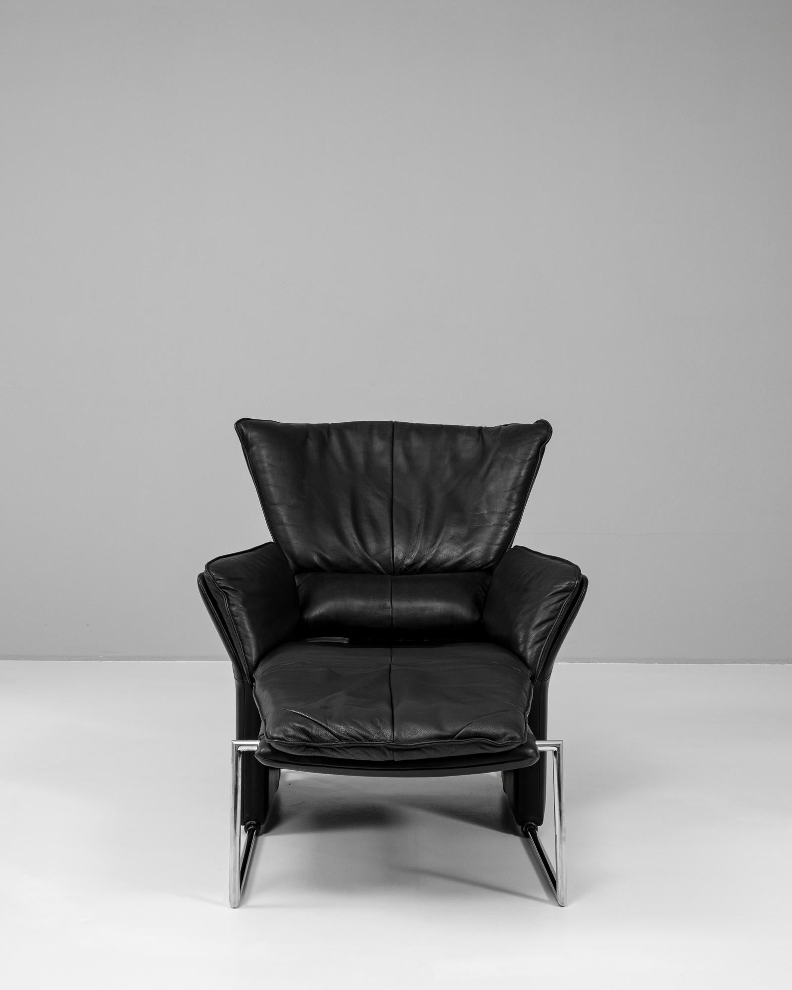 Questa poltrona tedesca in pelle nera del XX secolo, disegnata da Jürgen Lange, offre un'eccezionale combinazione di comfort e funzionalità. Caratterizzata da un'elegante struttura cromata, la sedia è robusta ed elegante al tempo stesso, incarnando