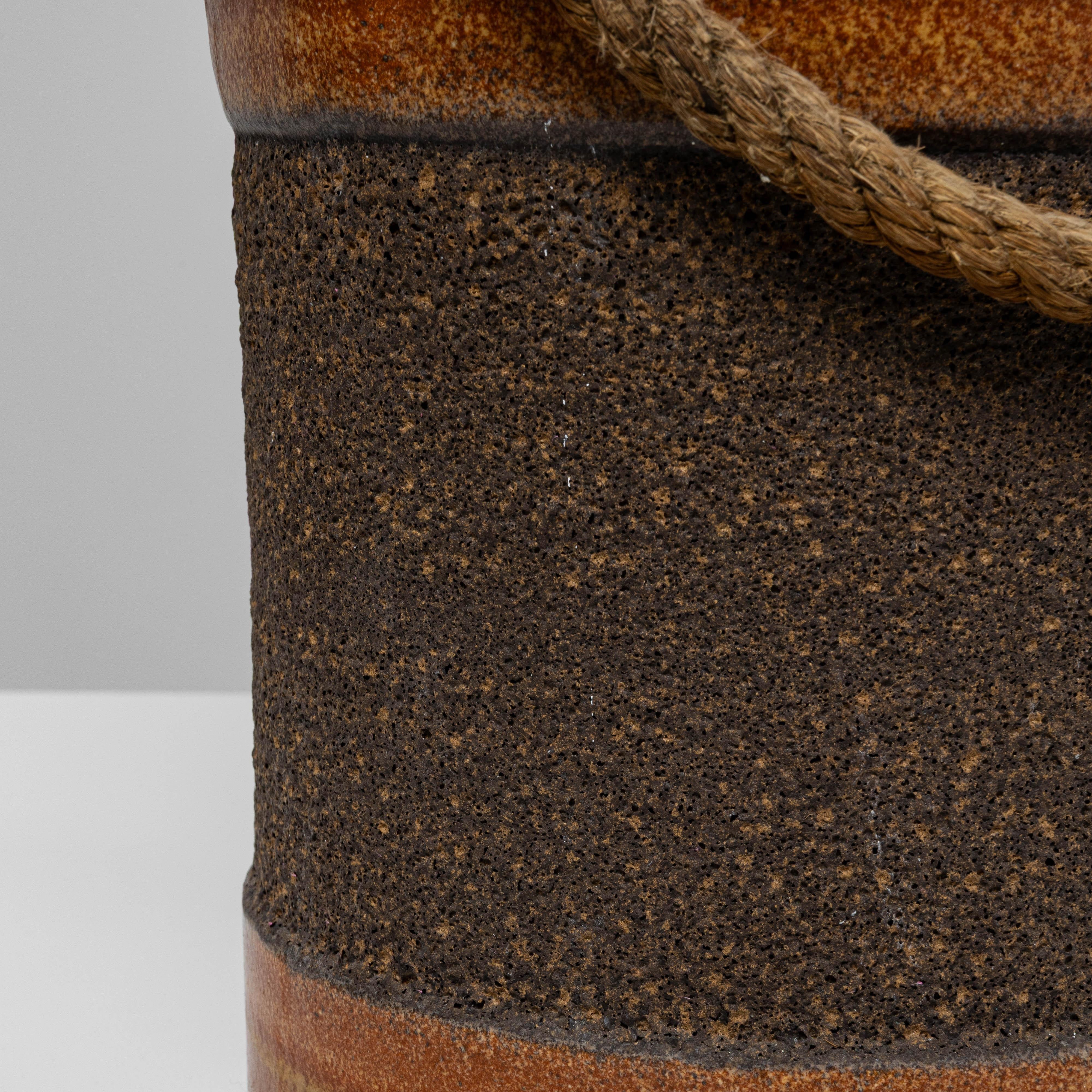 Lampe de table allemande du 20e siècle en céramique orange avec poignée en corde en vente 6