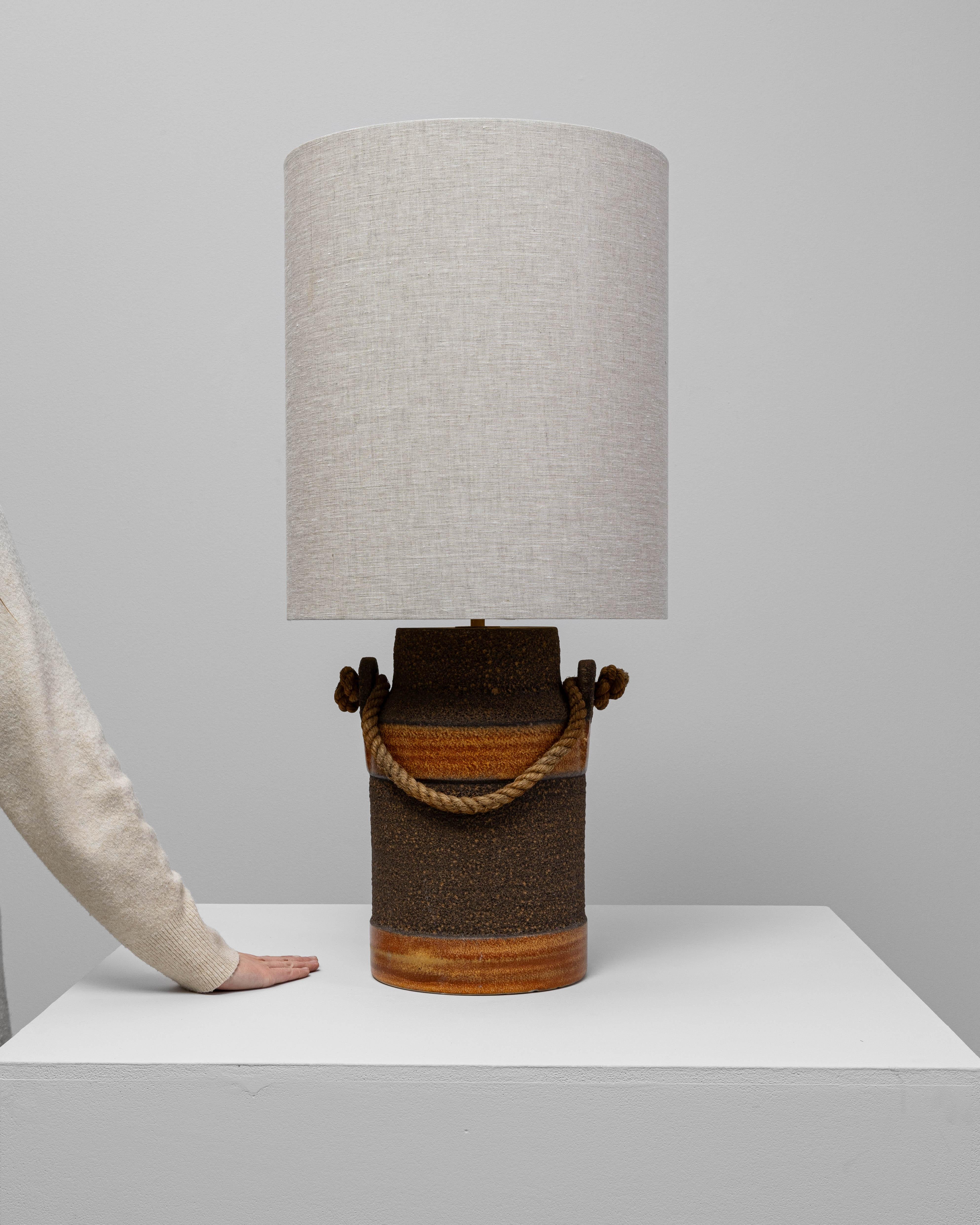 Lampe de table allemande du 20e siècle en céramique orange avec poignée en corde Bon état - En vente à High Point, NC