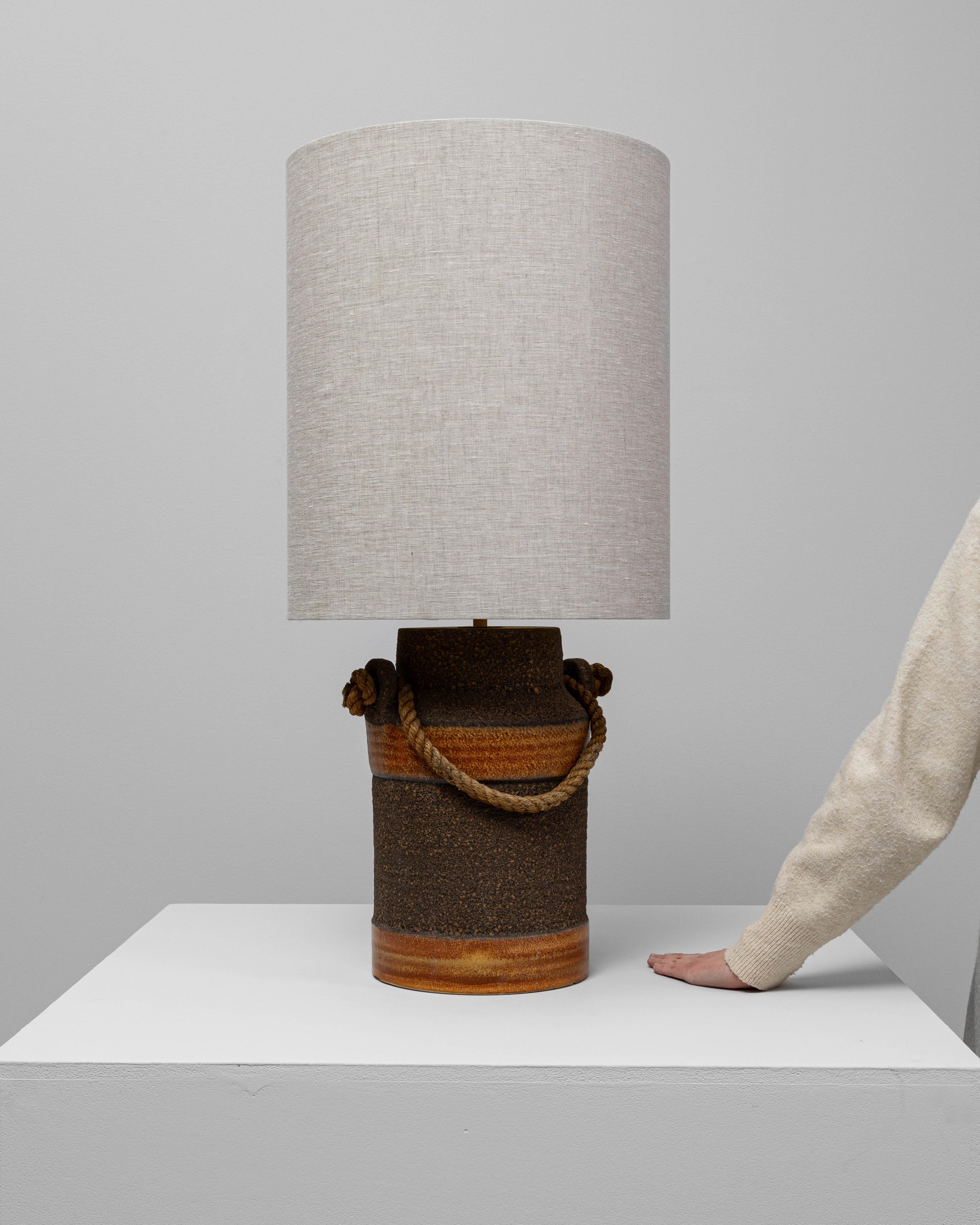 Céramique Lampe de table allemande du 20e siècle en céramique orange avec poignée en corde en vente