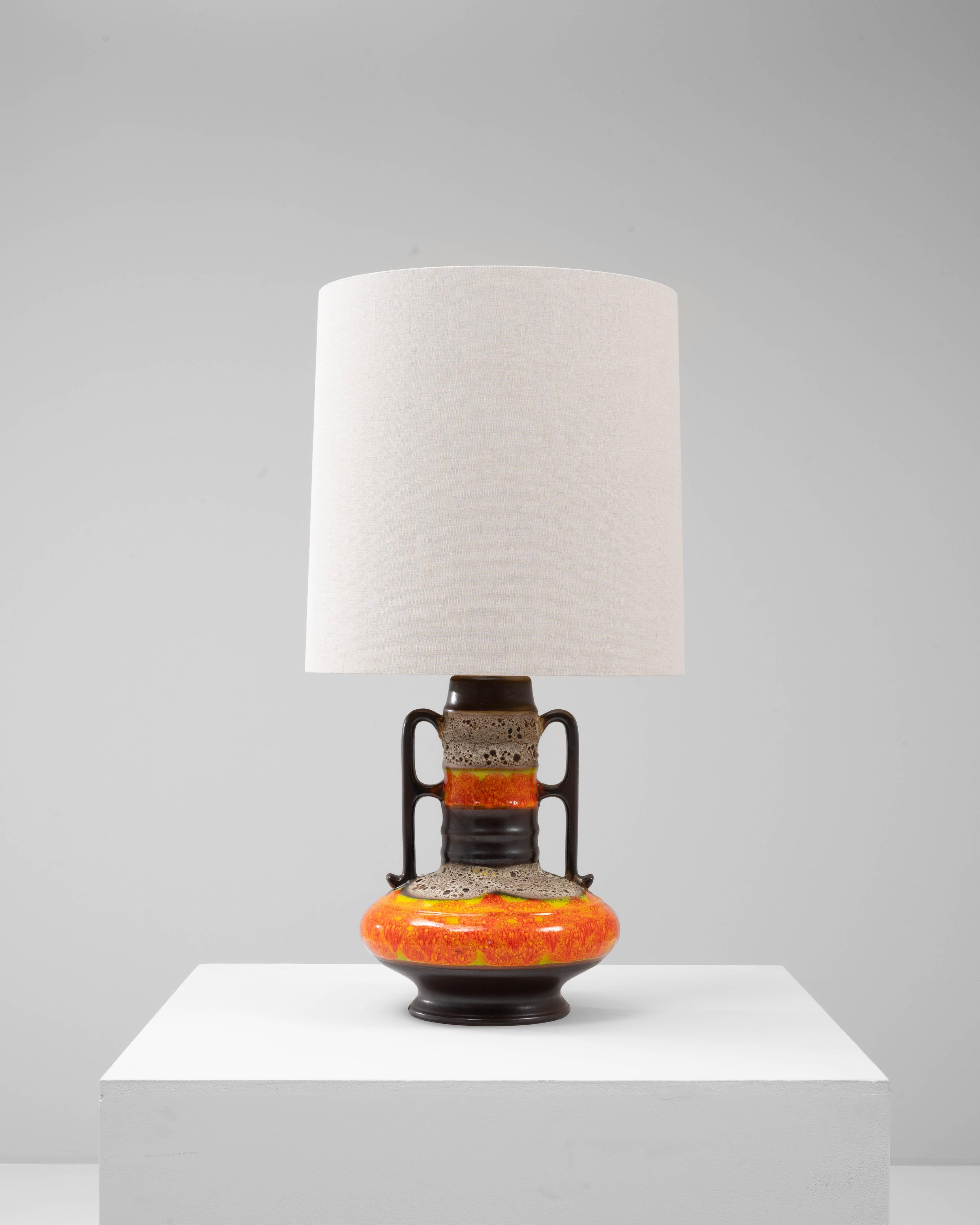 Allemand Lampe de table allemande du 20e siècle en céramique orange à lave grasse en vente