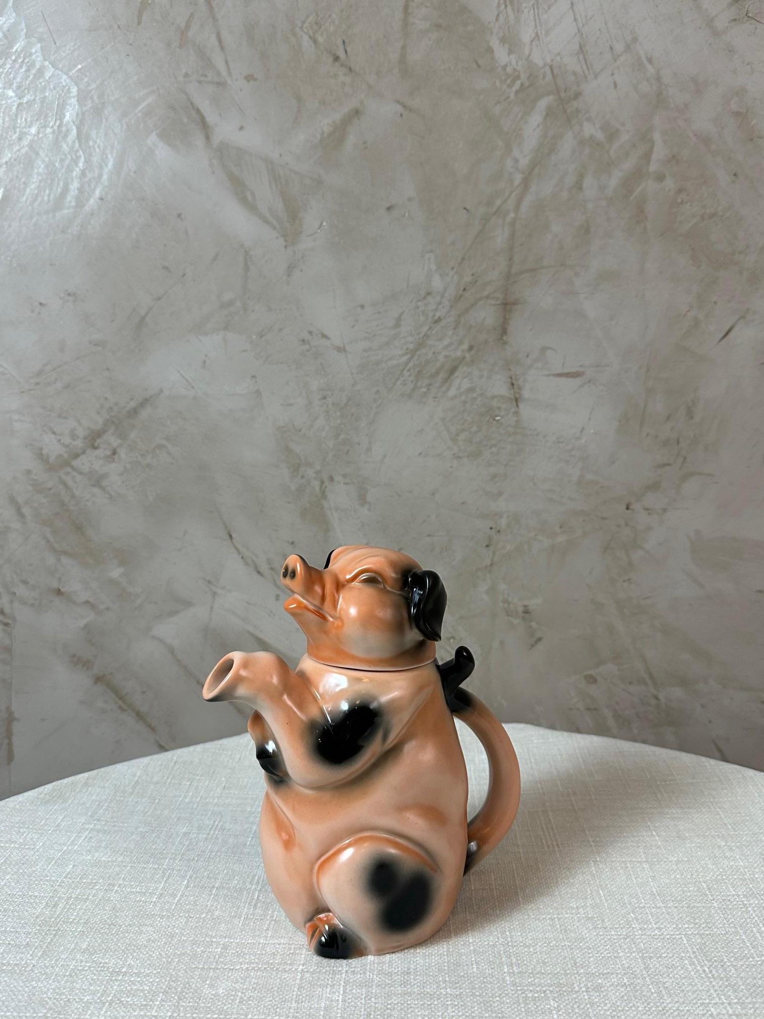 Charming and original porcelain teapot depicting a seated pig with a cheerful expression.
From the German manufactory called Erphila, this piece dates from the 1950s and perfectly illustrates the humor and whimsy of decorative creations of the
