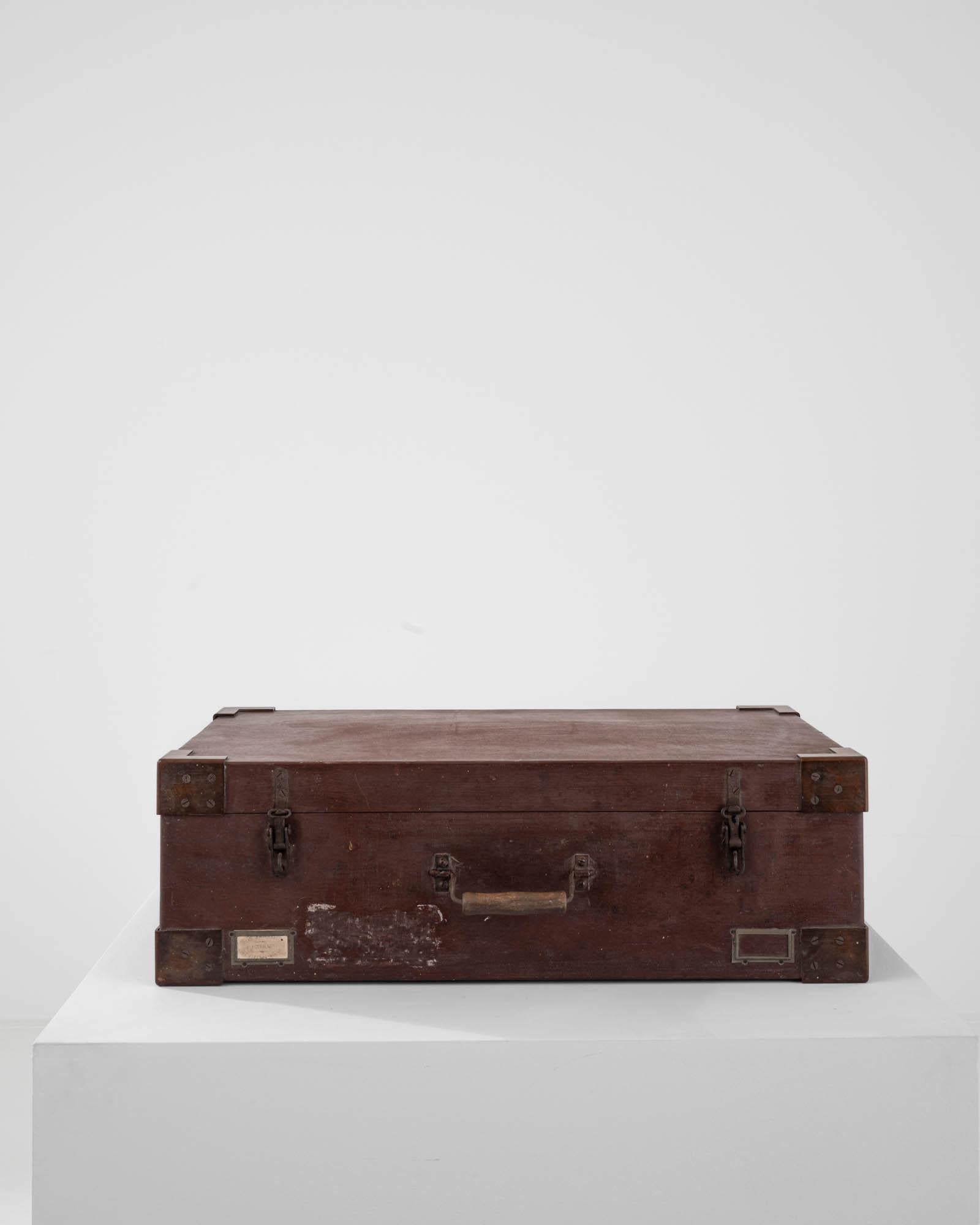 This 20th-century wooden case is a genuine gem for enthusiasts of plein-air art sessions. Handcrafted in Germany, the suitcase is protected by metal corners that accentuate its platonic shape. The secure metal hinges are executed in the same