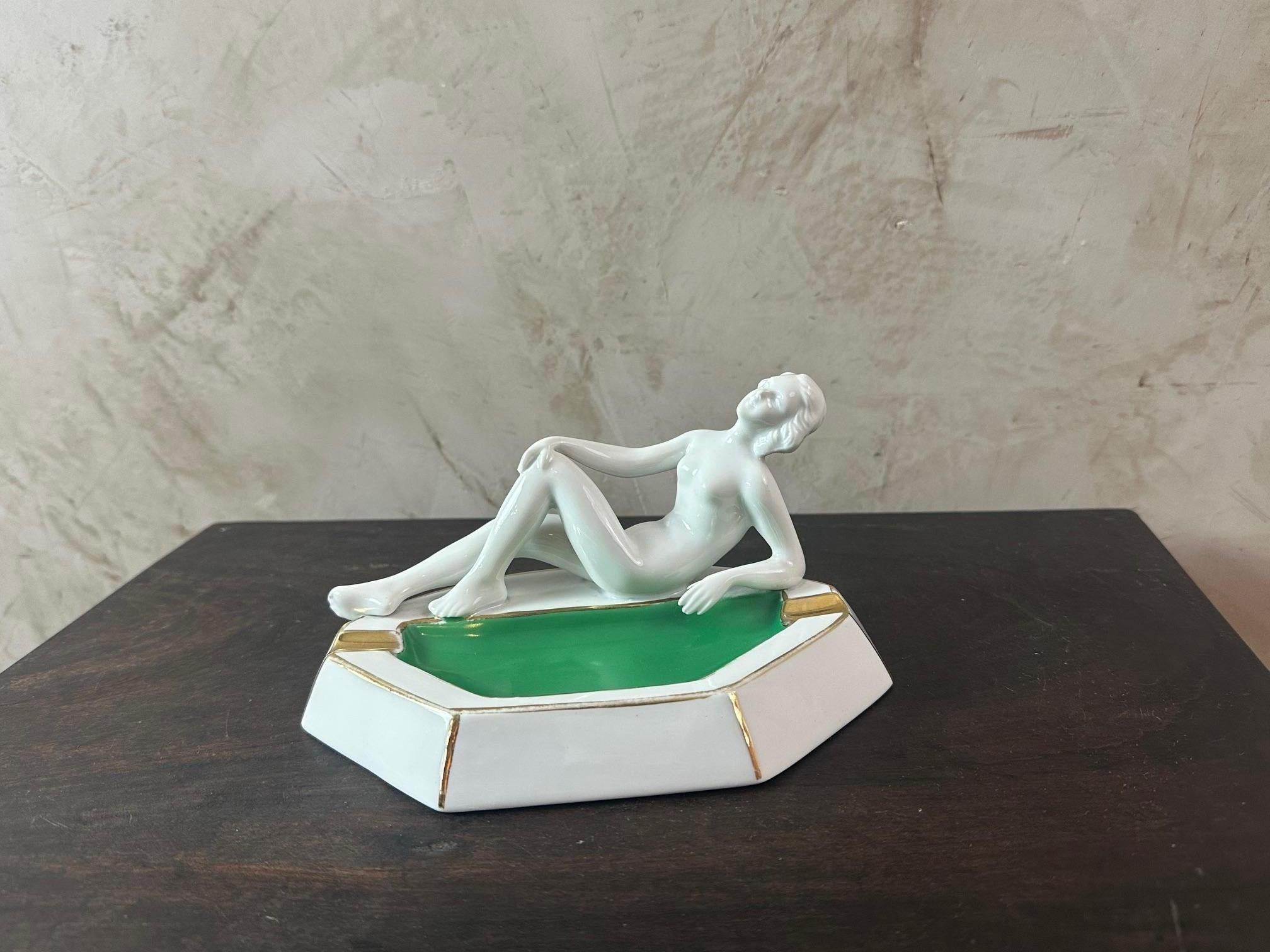 Très beau cendrier en porcelaine art déco représentant une femme nue allongée.
Porcelaine allemande, estampillée en dessous 