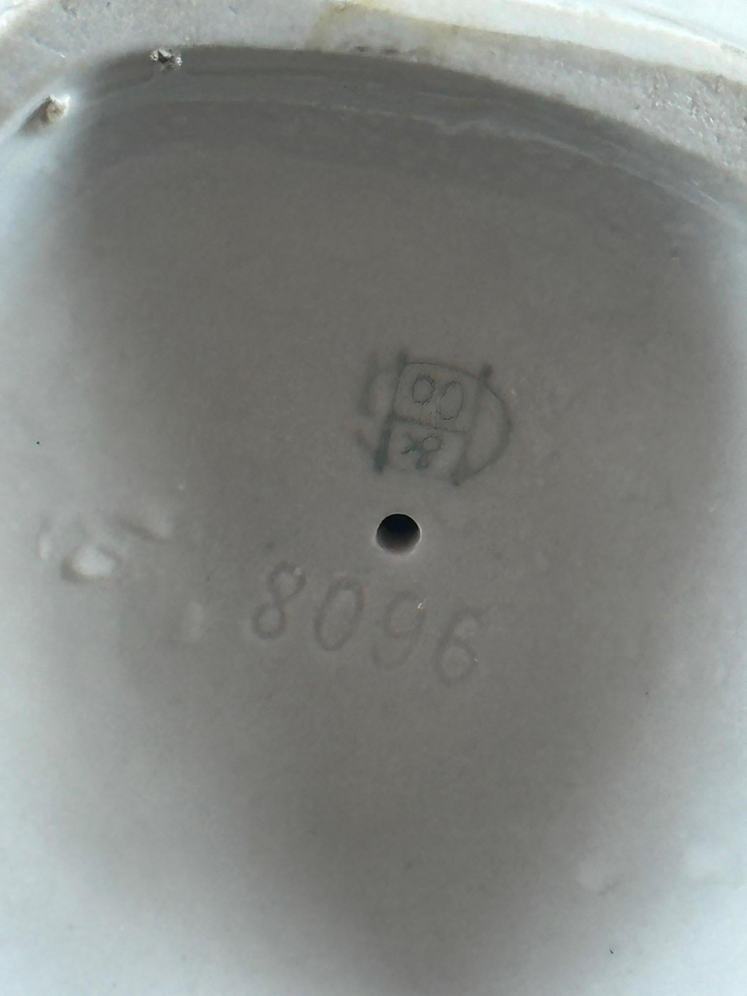 20e siècle Porcelaine allemande Scuplture de faucon, 1940s en vente 5
