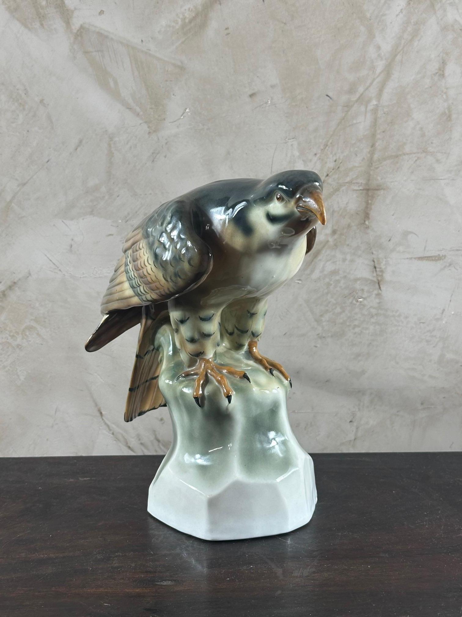 Très beau faucon en porcelaine peinte datant des années 1940 en très bon état.
Signé sous la base 