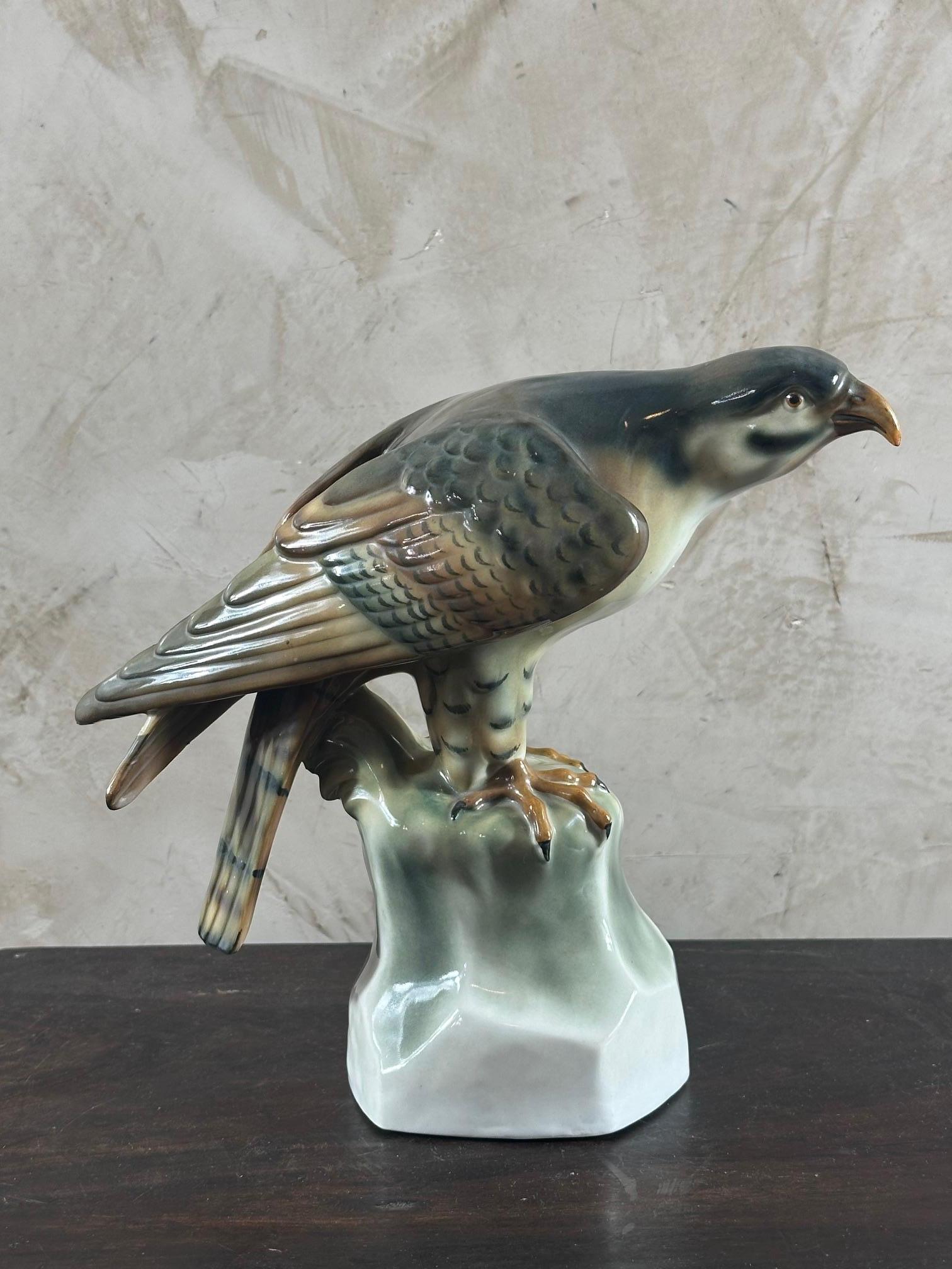 Allemand 20e siècle Porcelaine allemande Scuplture de faucon, 1940s en vente