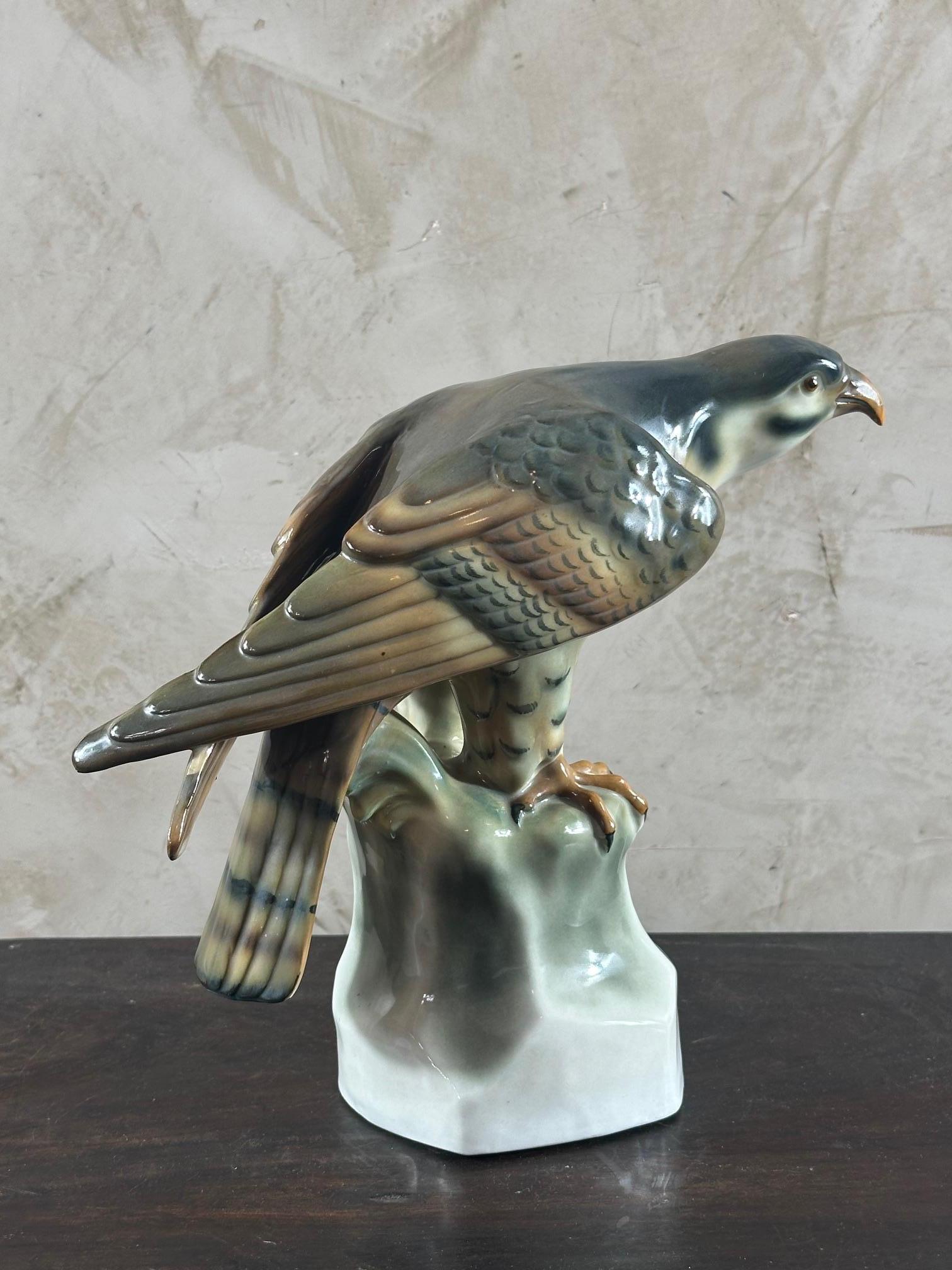 20e siècle Porcelaine allemande Scuplture de faucon, 1940s Bon état - En vente à LEGNY, FR
