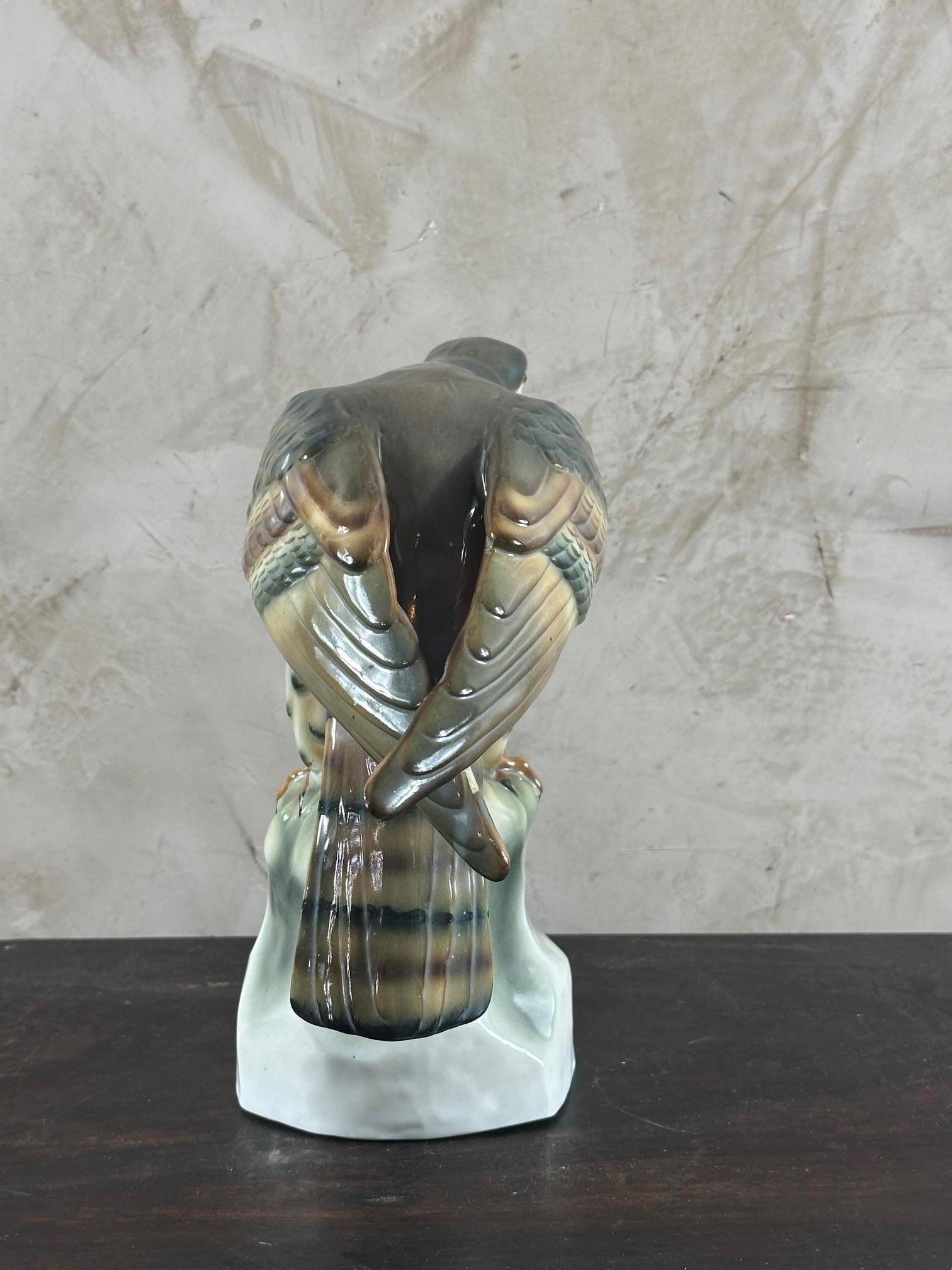Milieu du XXe siècle 20e siècle Porcelaine allemande Scuplture de faucon, 1940s en vente