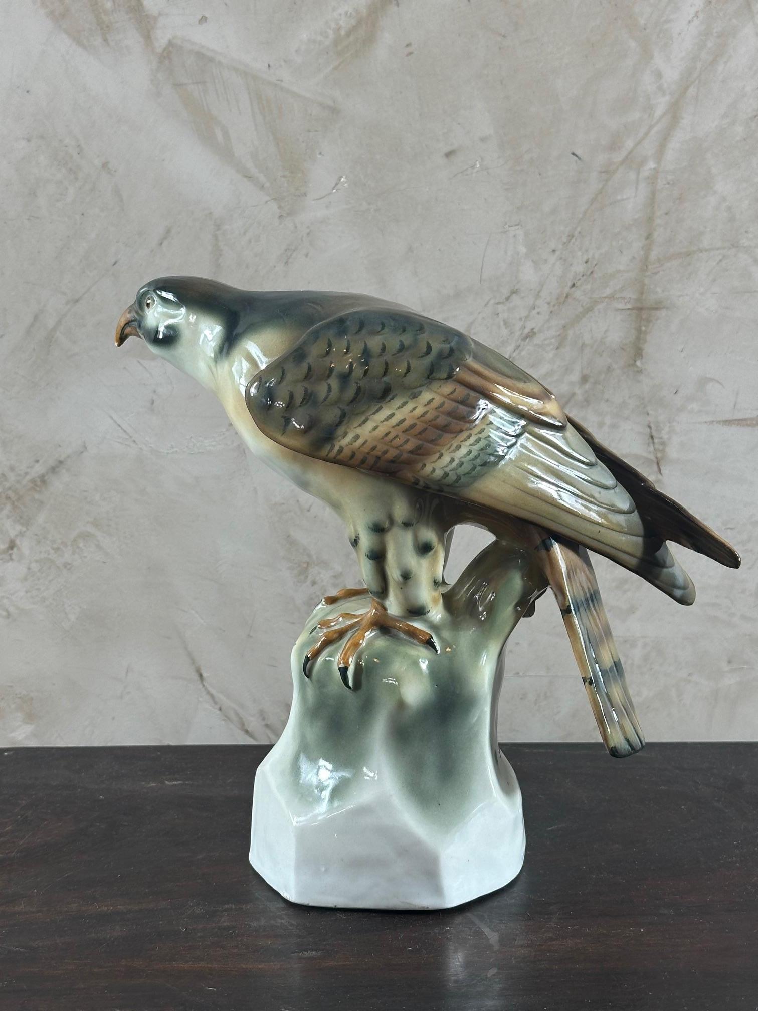 20e siècle Porcelaine allemande Scuplture de faucon, 1940s en vente 1