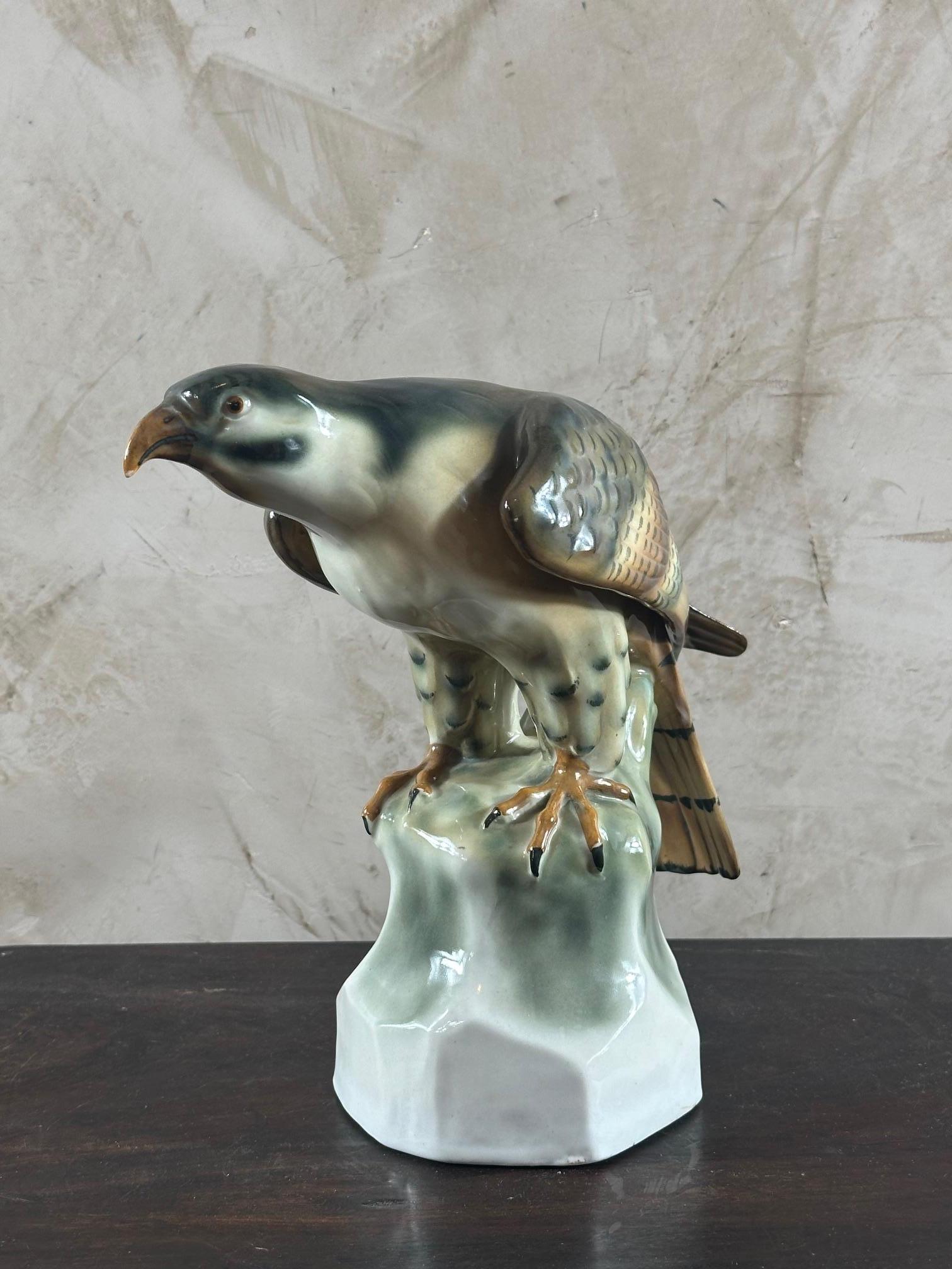 20e siècle Porcelaine allemande Scuplture de faucon, 1940s en vente 2