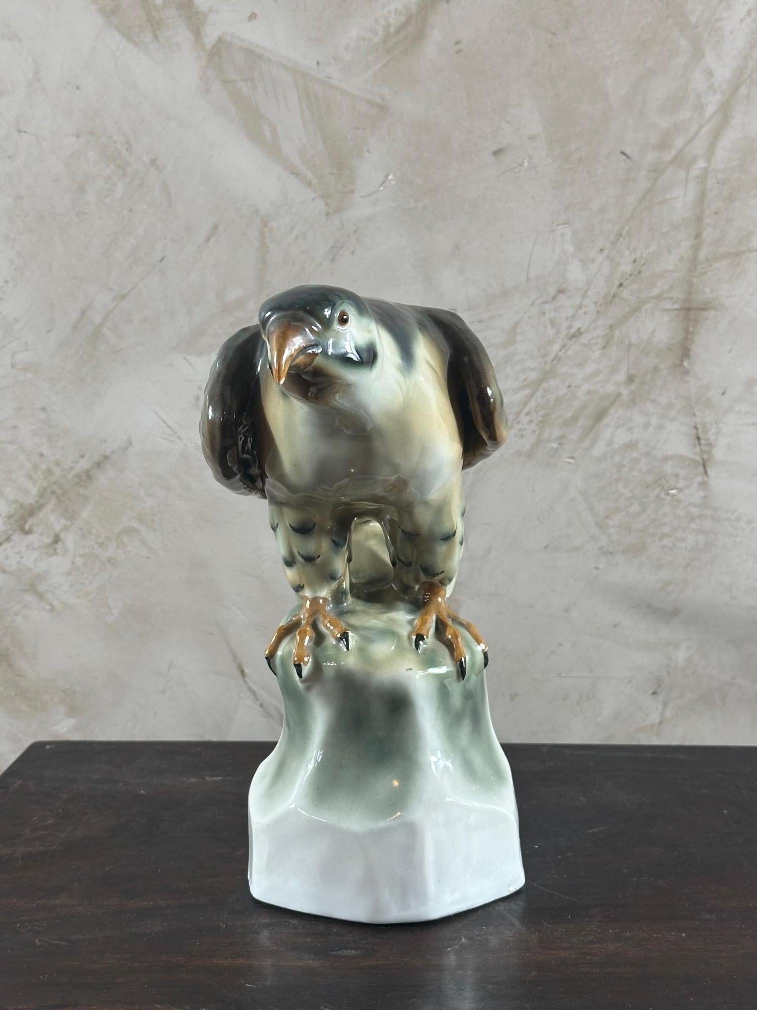 20e siècle Porcelaine allemande Scuplture de faucon, 1940s en vente 3