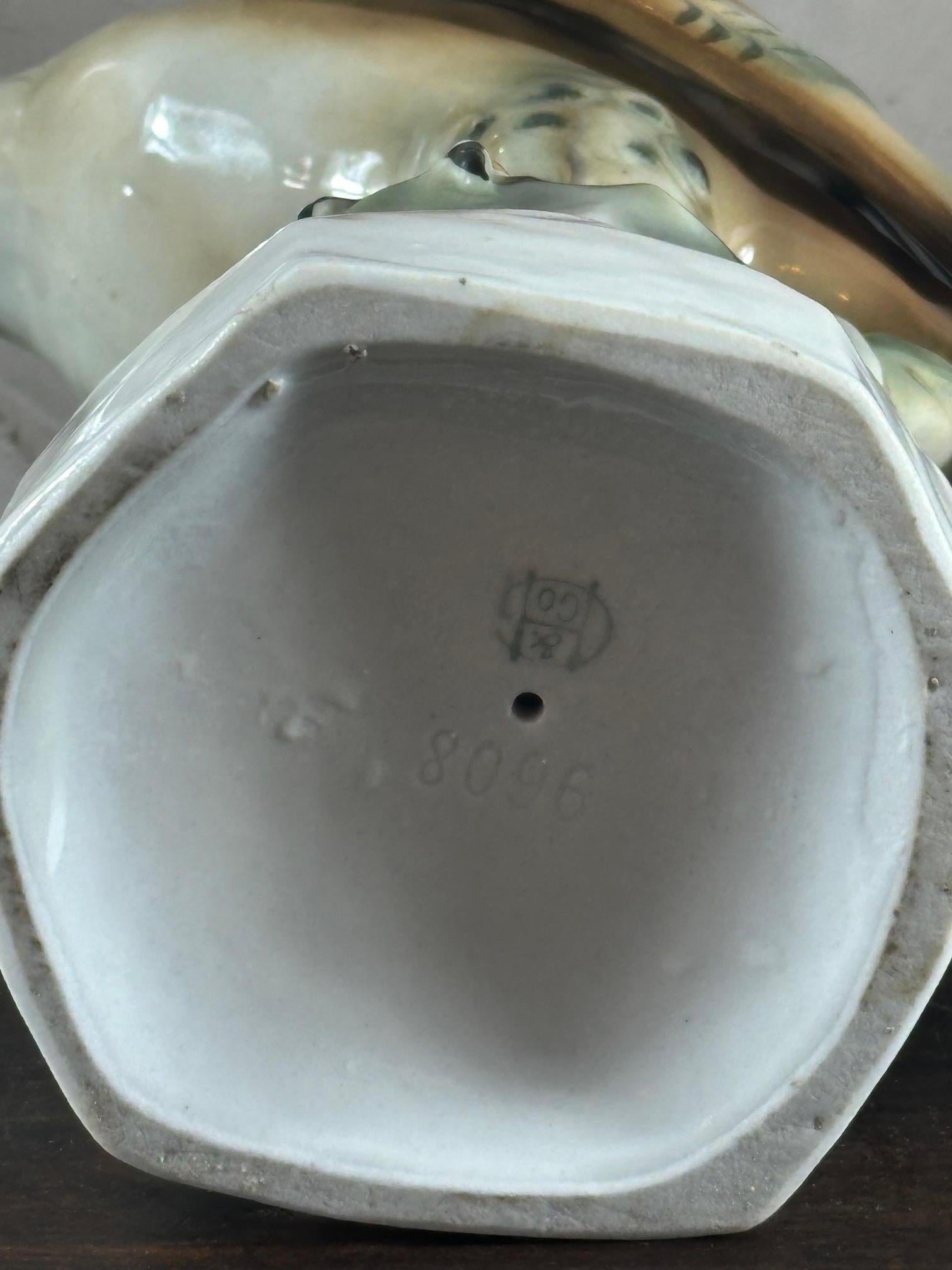 20e siècle Porcelaine allemande Scuplture de faucon, 1940s en vente 4