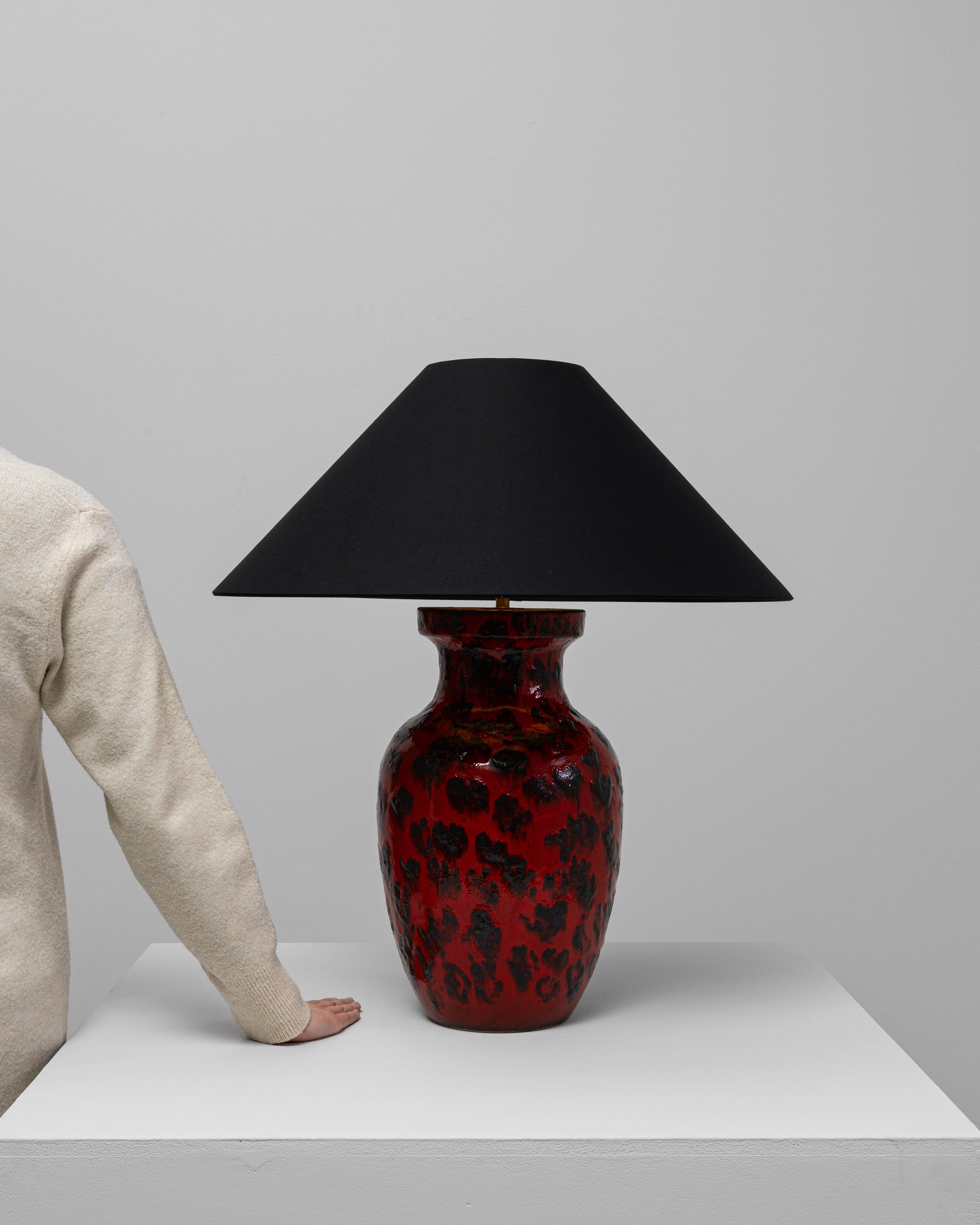 Lampe de table en céramique rouge allemande du 20e siècle Bon état - En vente à High Point, NC