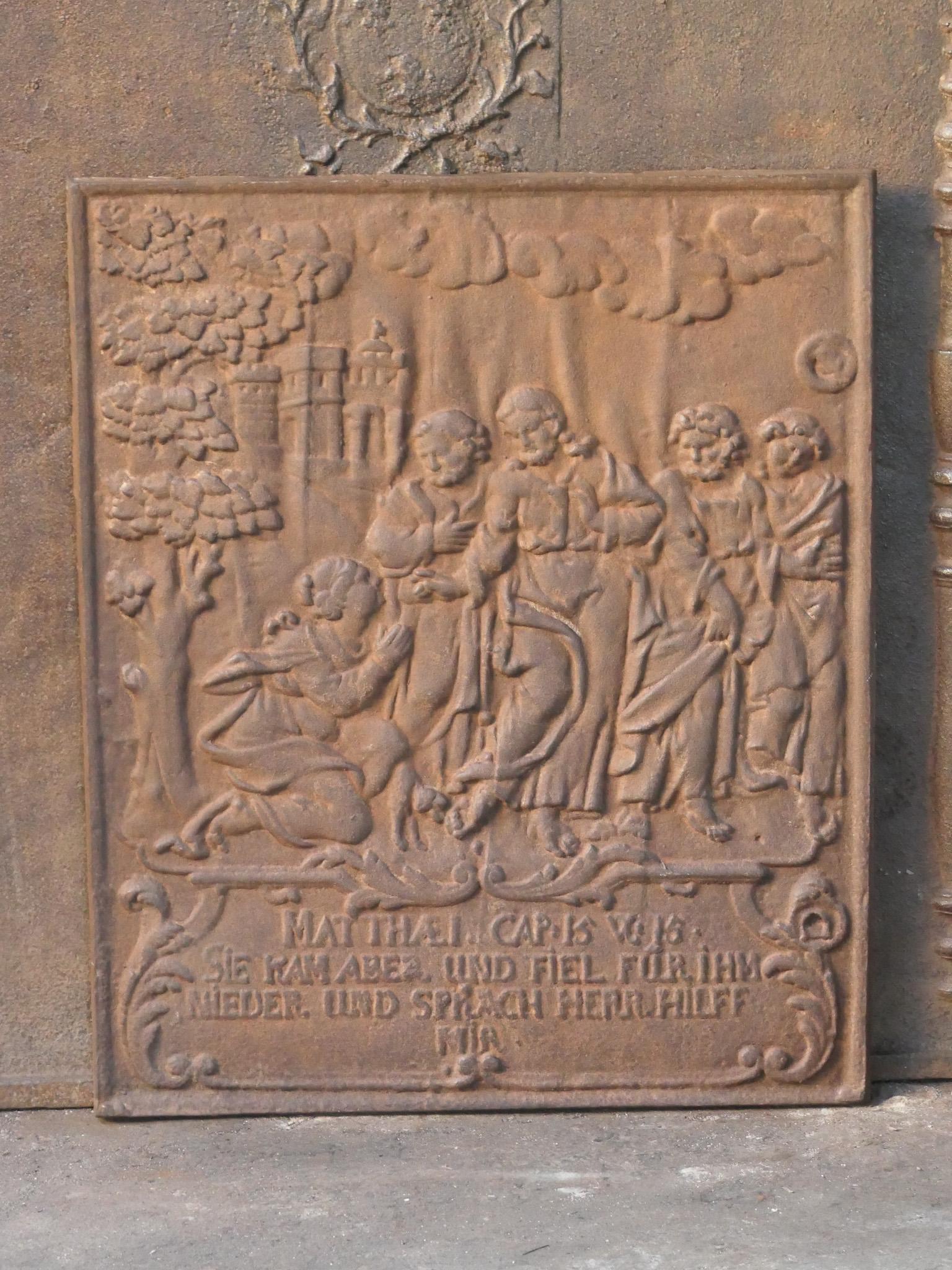 Deutsche Kaminplatte im gotischen Stil des 20. Jahrhunderts mit einem religiösen Thema. Die Feuerrückwand ist aus Gusseisen und hat eine natürliche braune Patina. Auf Anfrage kann er auch in schwarz/zinnfarbener Ausführung geliefert werden. Die