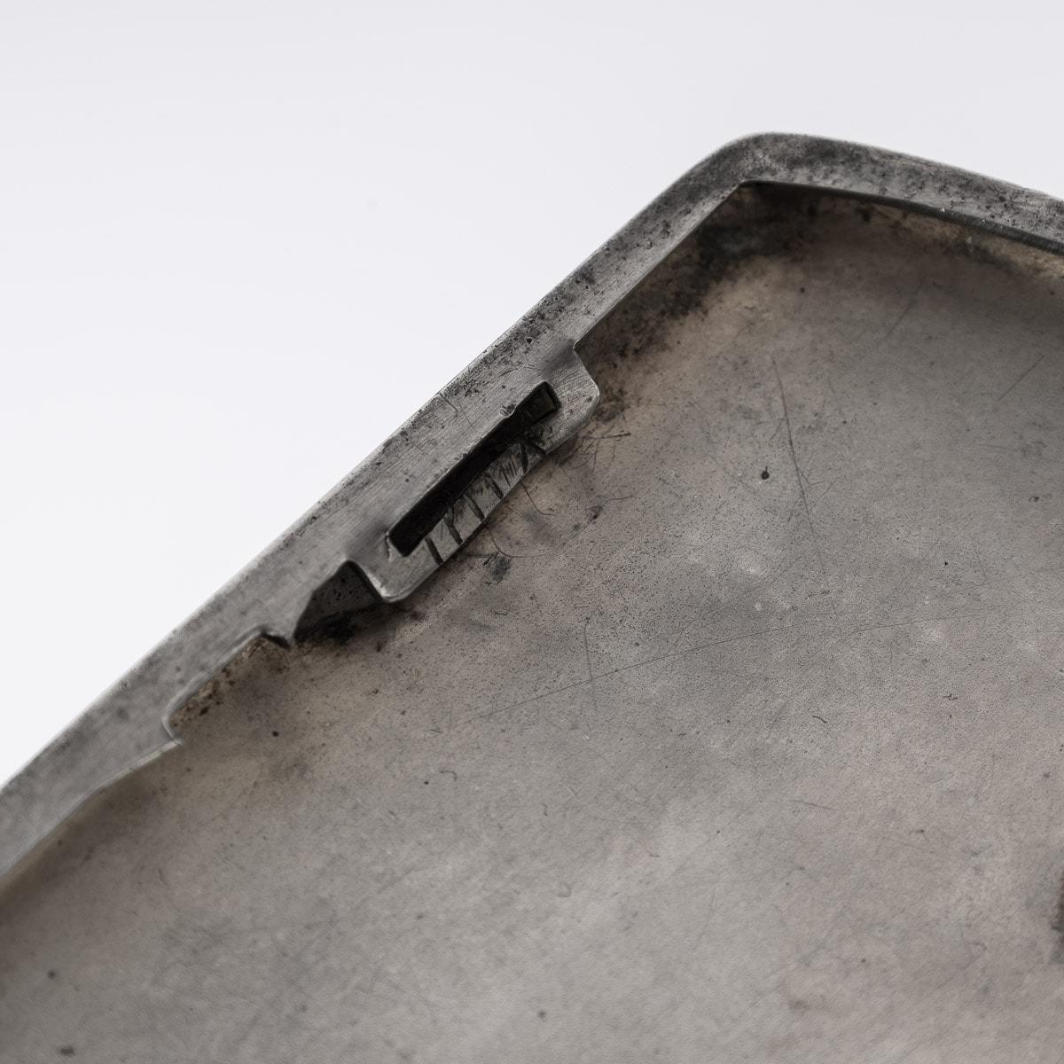 Pitillera alemana del siglo XX de plata maciza y zafiro, c.1900 en venta 6