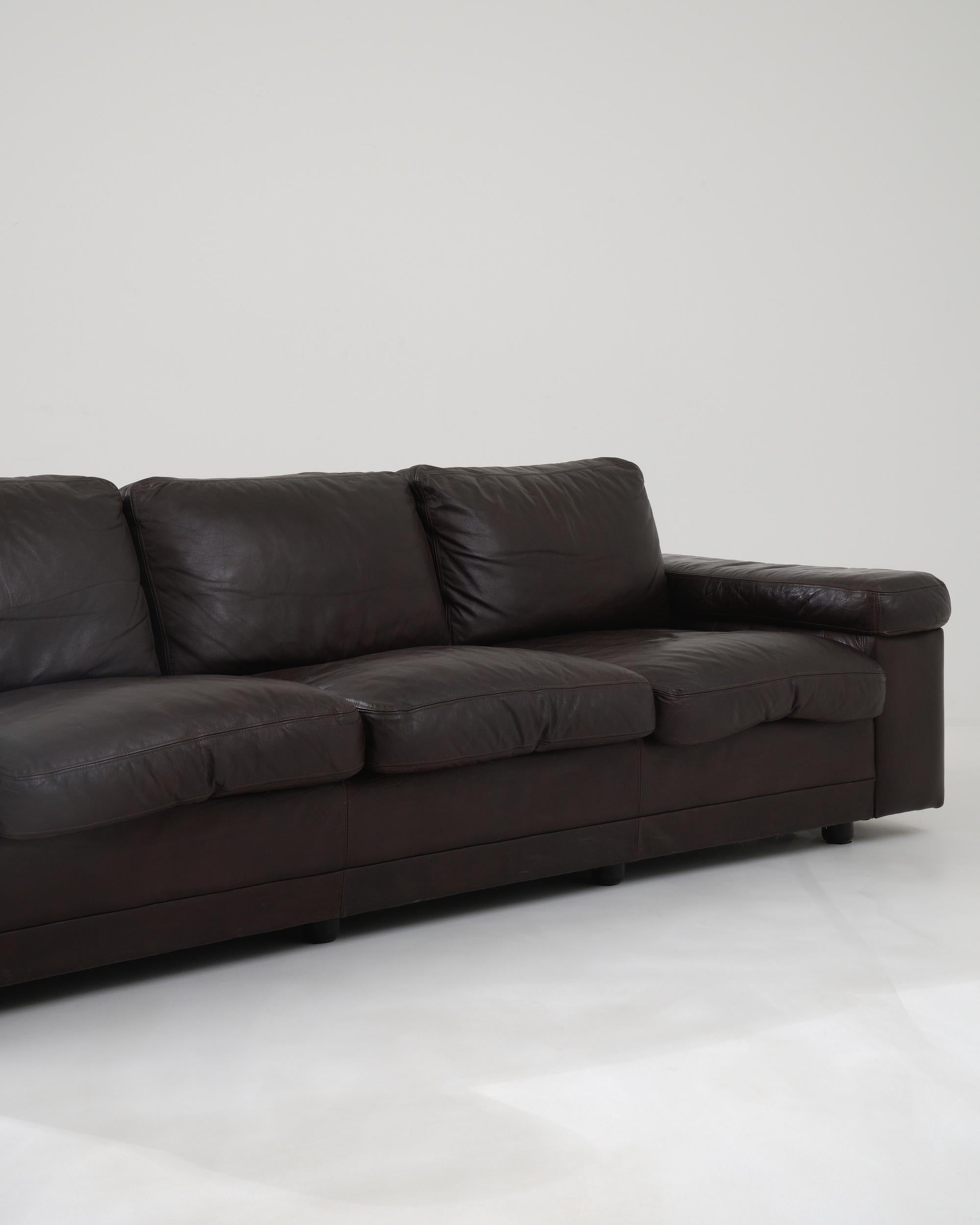 20th Century German Upholstered Leather Sofa In Good Condition For Sale In High Point, NC