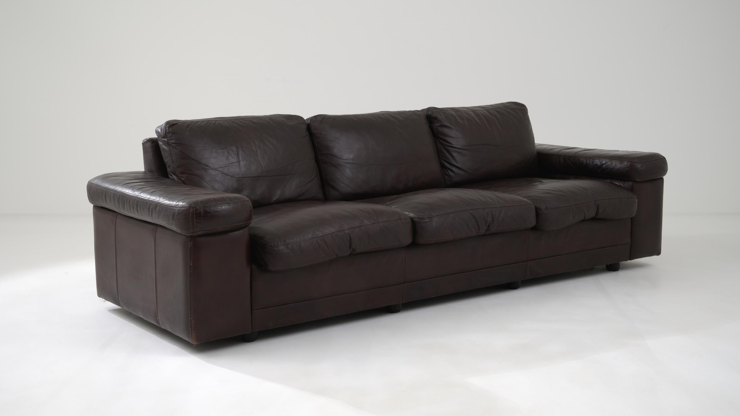 20th Century German Upholstered Leather Sofa In Good Condition For Sale In High Point, NC