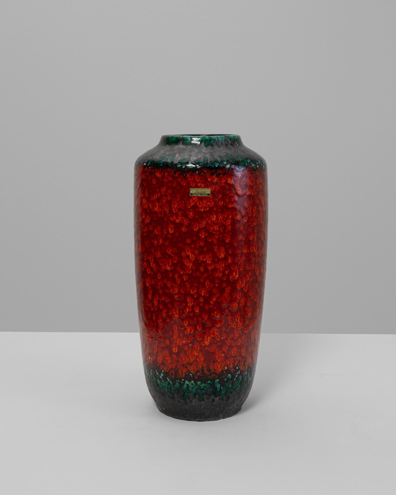 Ce vase en céramique allemand du 20e siècle, marqué 