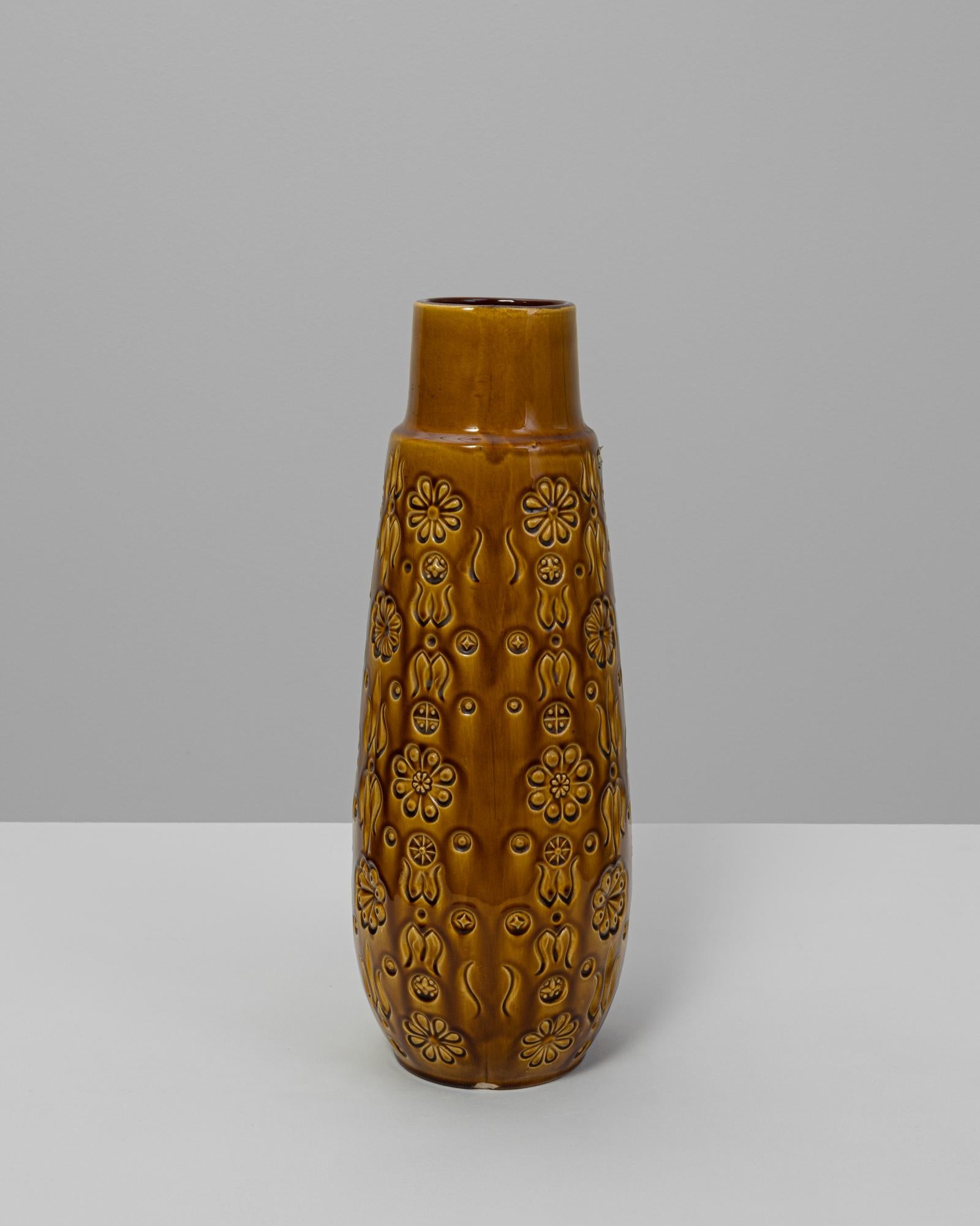 Questo vaso in ceramica tedesca del XX secolo, contrassegnato dalla scritta 