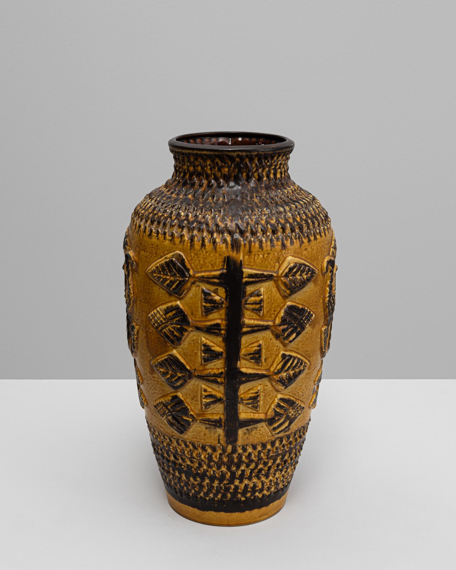 Questo vaso in ceramica tedesca del XX secolo, contrassegnato dalla scritta 