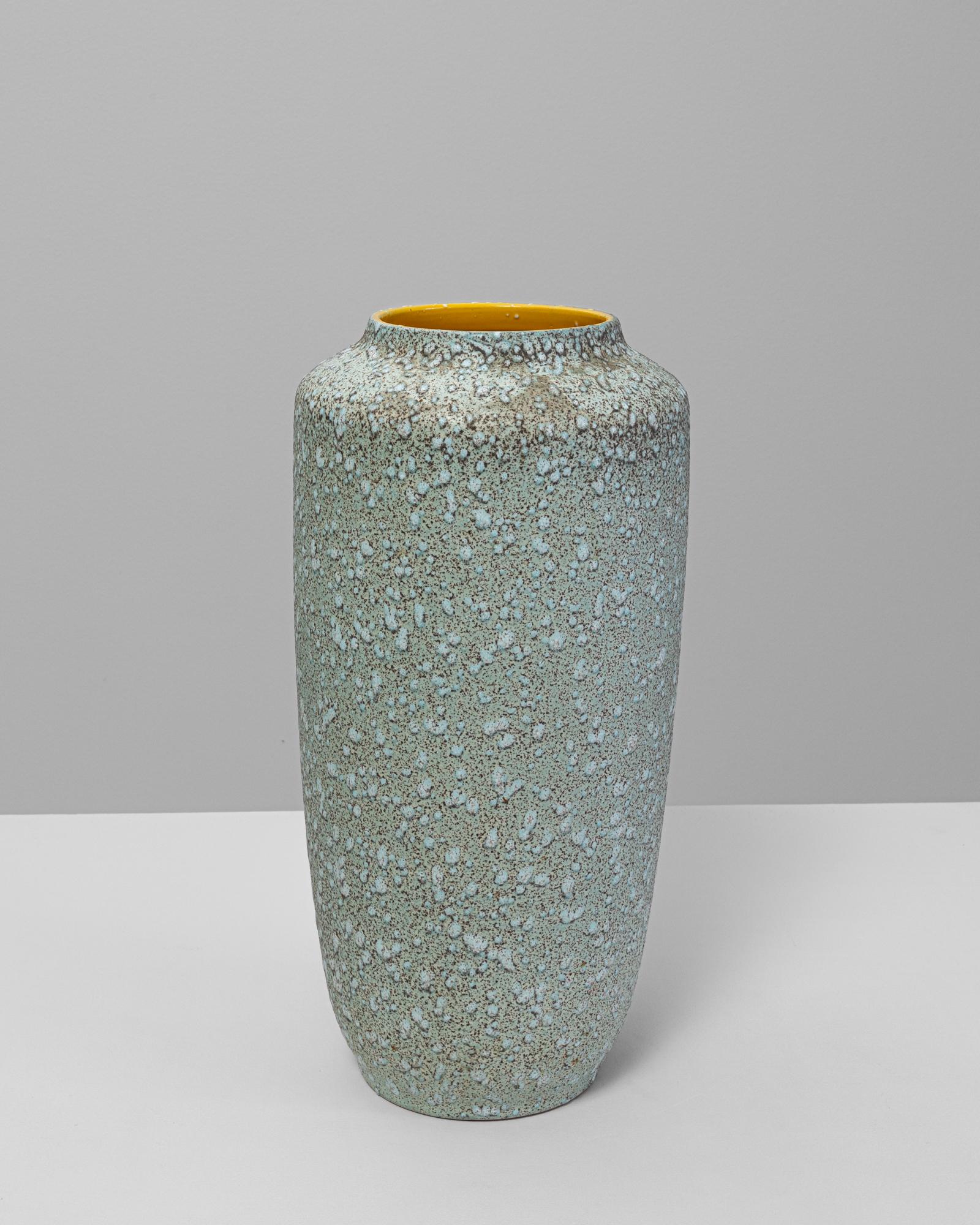 Este jarrón de cerámica alemana del siglo XX, con el sello 