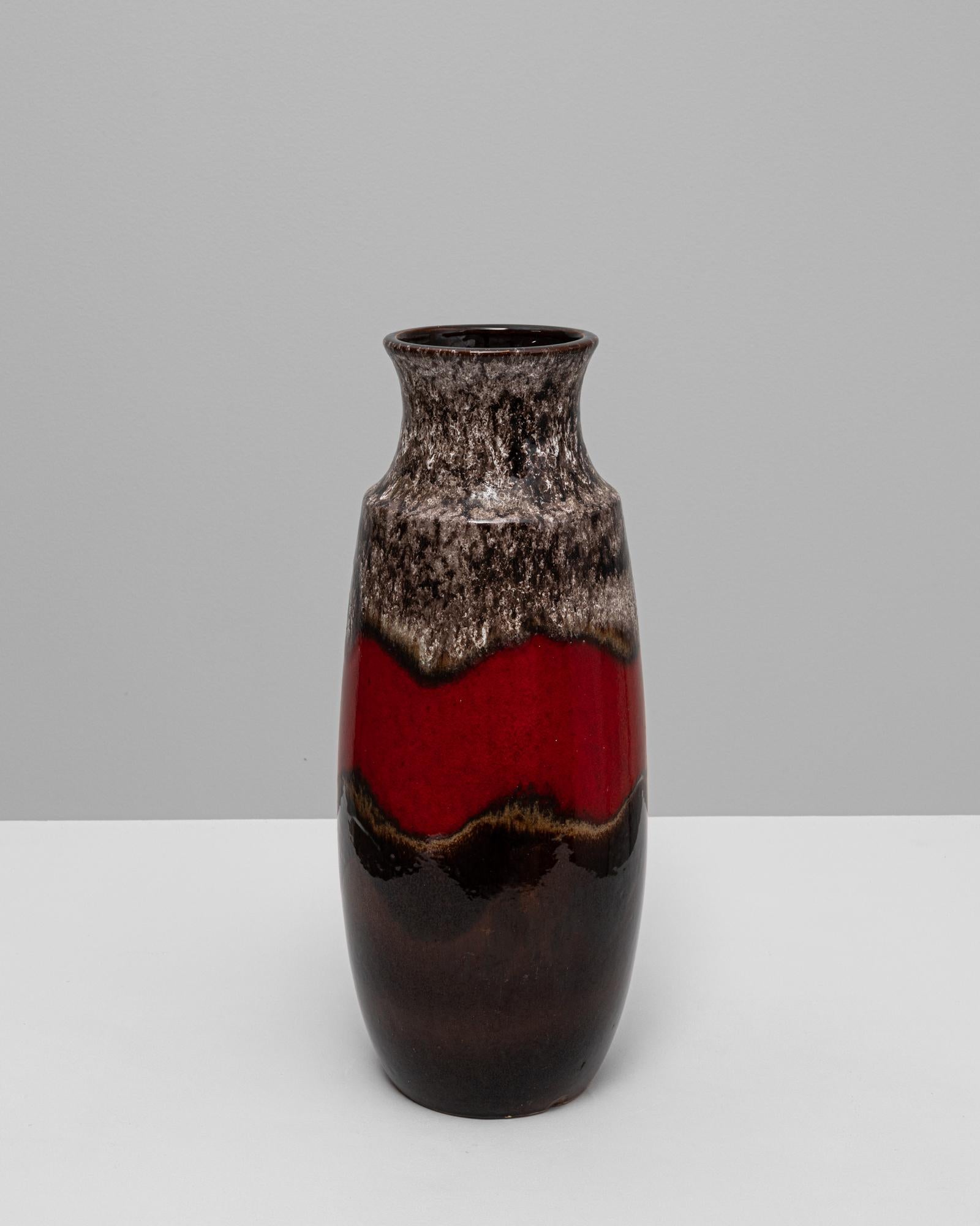 Ce vase en céramique de l'Allemagne de l'Ouest du XXe siècle présente le contraste audacieux et la glaçure fluide qui définissent l'époque emblématique de la 