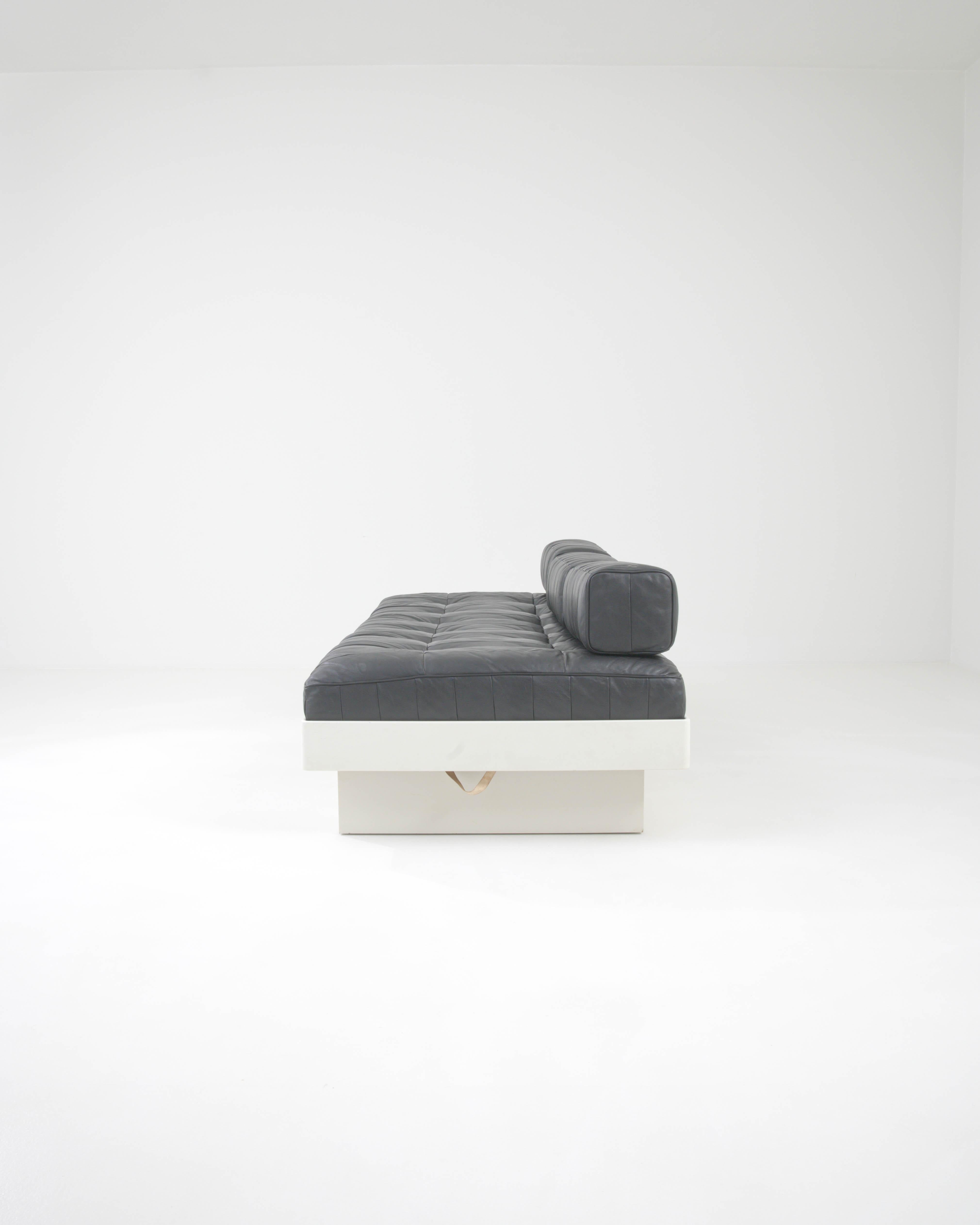 Découvrez la quintessence du luxe vintage avec ce lit de jour allemand du XXe siècle, une pièce qui allie magnifiquement l'artisanat classique au design moderne minimaliste. Le lit de jour est doté d'une base en bois robuste avec une finition crème