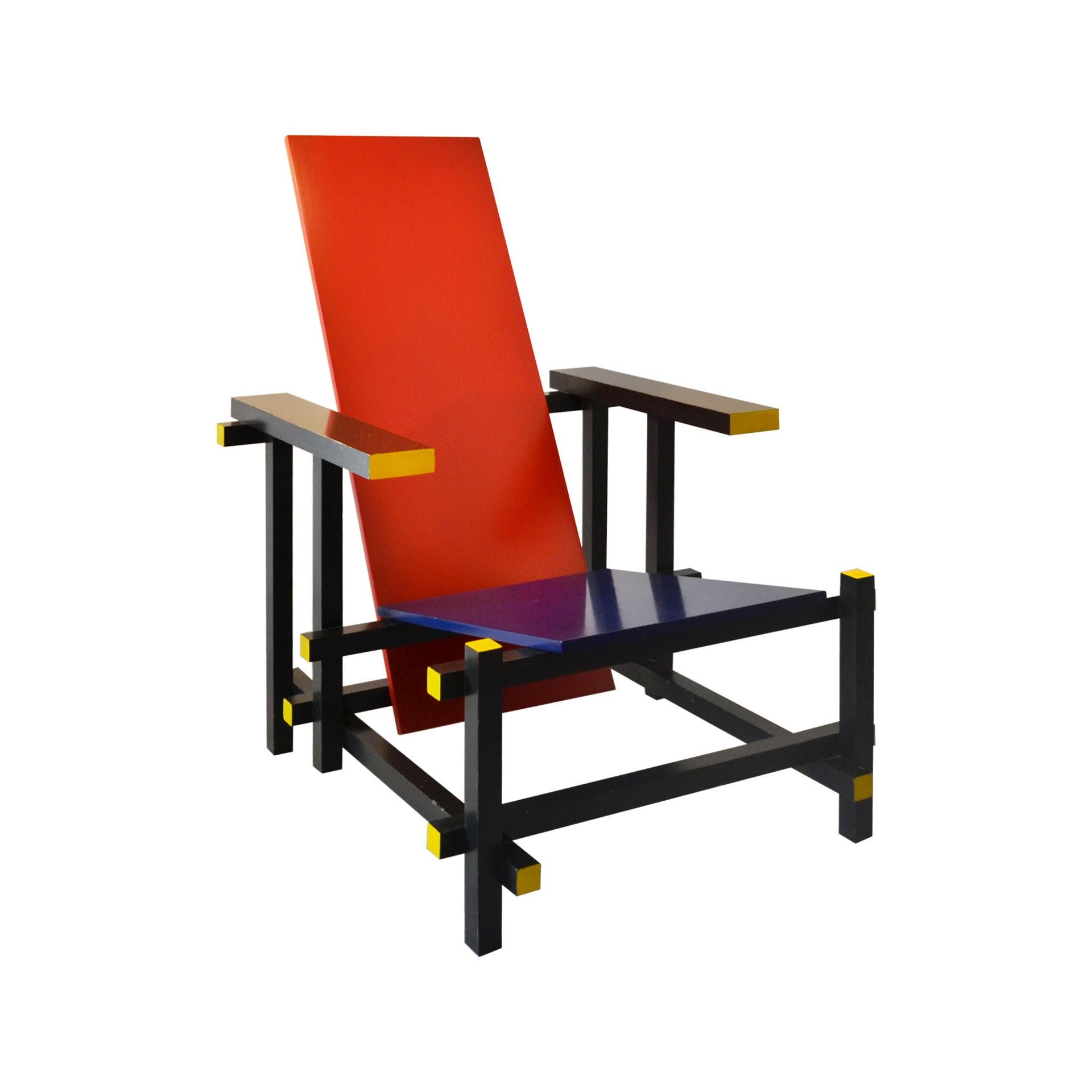 A chair-sculpture with a pure and rational form. An authentic manifesto of the objective approach of Neoplasticism, promoted by the Dutch movement De Stijl in 1917. A poetics also encouraged by Piet Mondrian, whose goal was the search for the