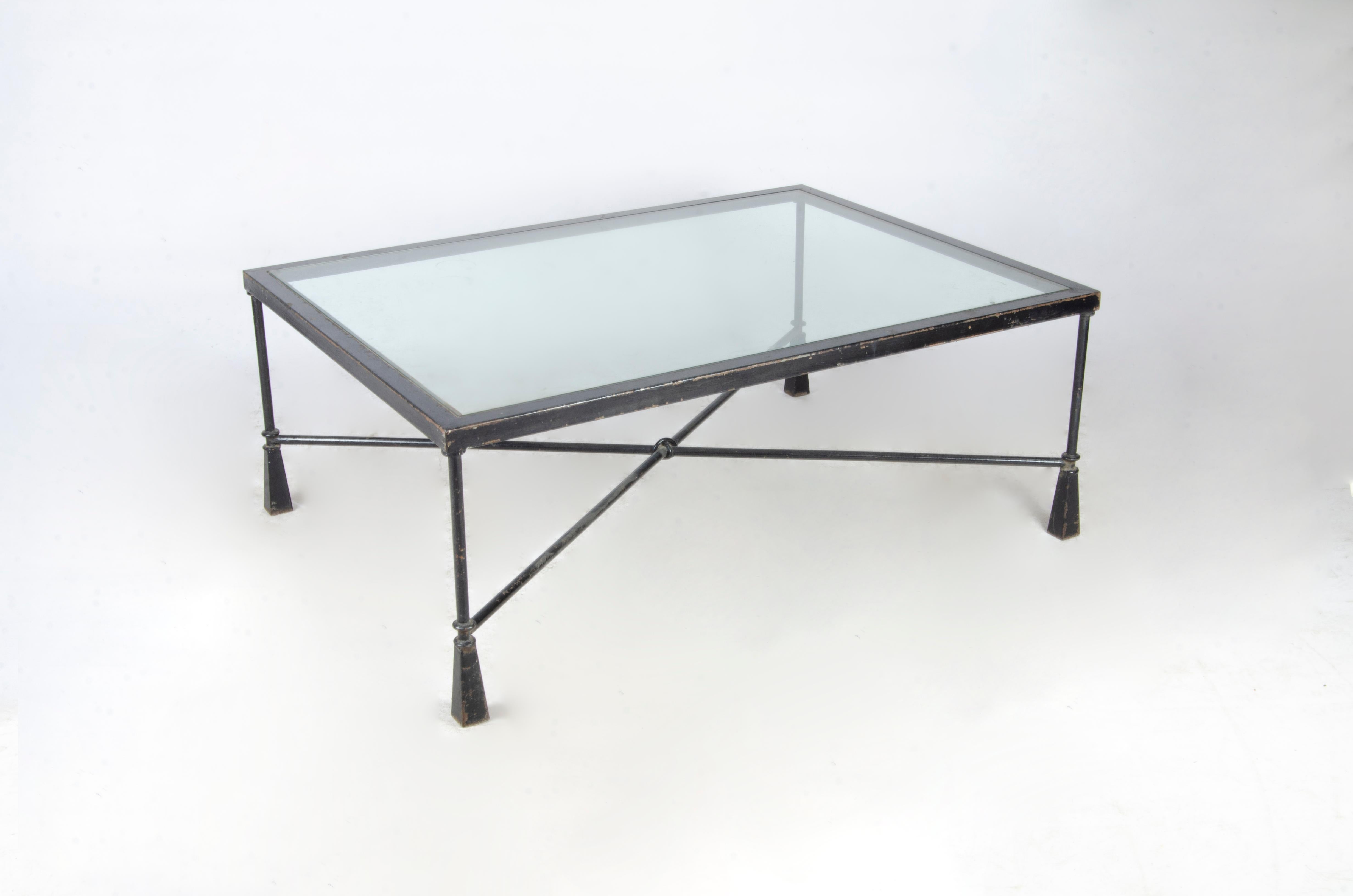 Tavolino rettangolare in ferro espressionista dei primi del Novecento con piano in vetro, alla maniera dei fratelli Giacometti.

Di: Alberto e Diego Giacometti (nello stile di)
Materiale: ferro, metallo, vetro, cristallo
Tecnica: fusione,