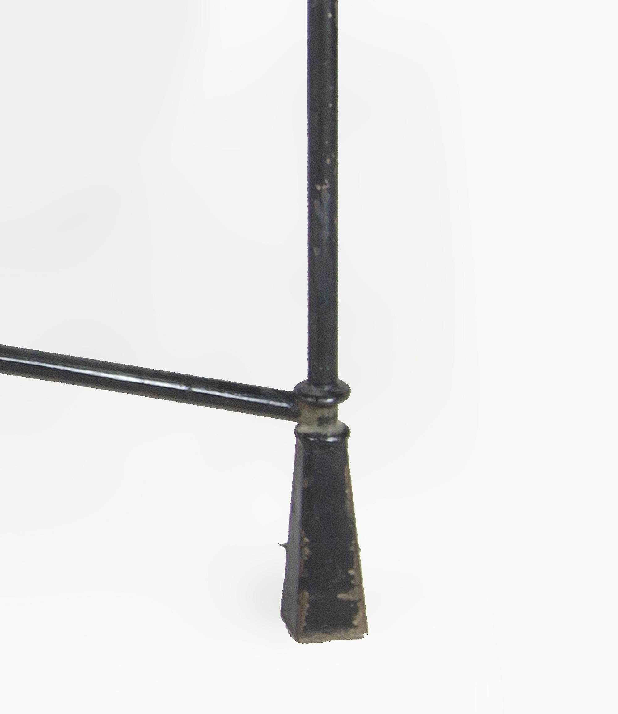 Tavolino espressionista in ferro del XX secolo simile a Giacometti con piano in vetro in vendita 1