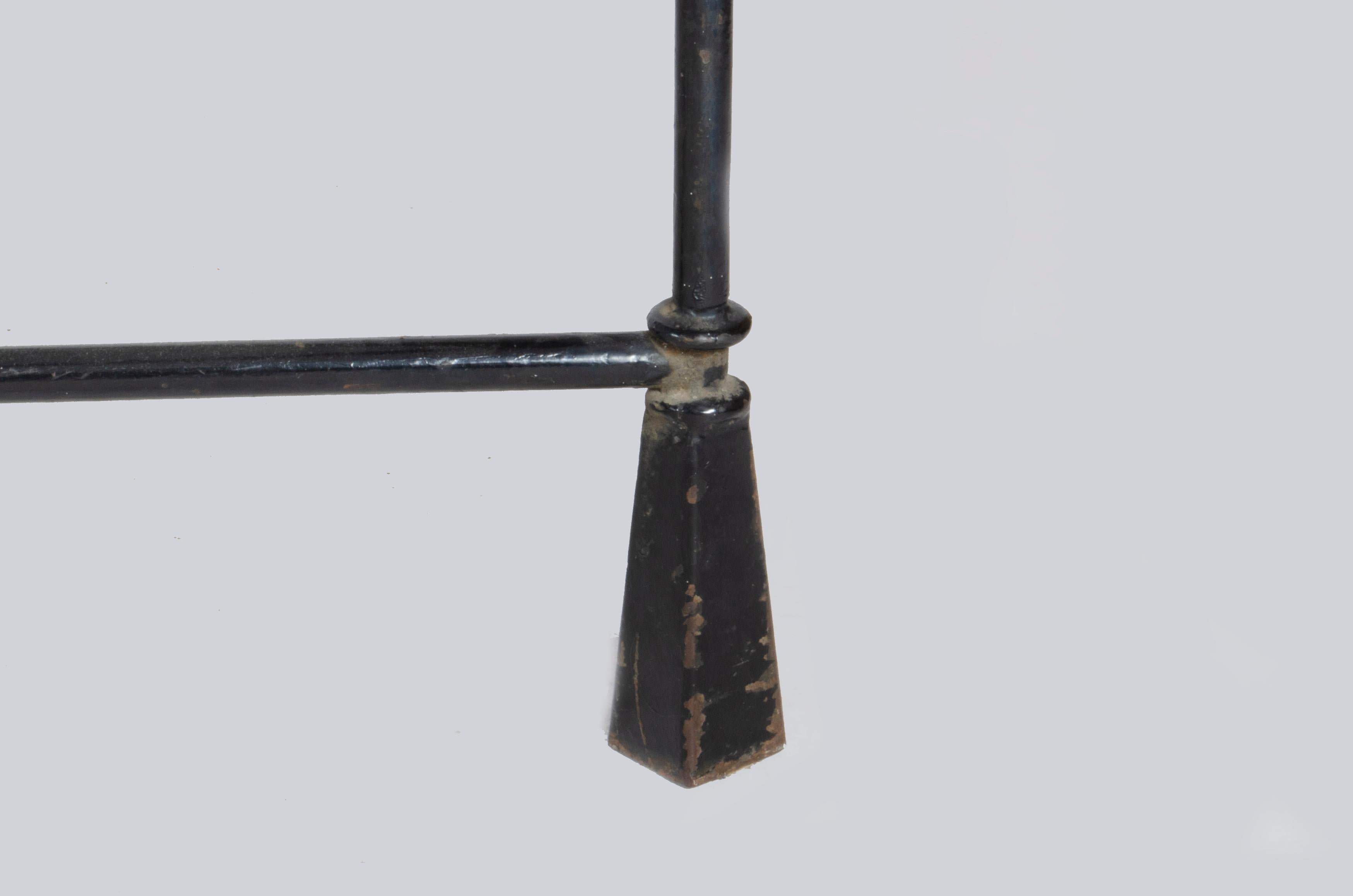 Tavolino espressionista in ferro del XX secolo simile a Giacometti con piano in vetro in vendita 2