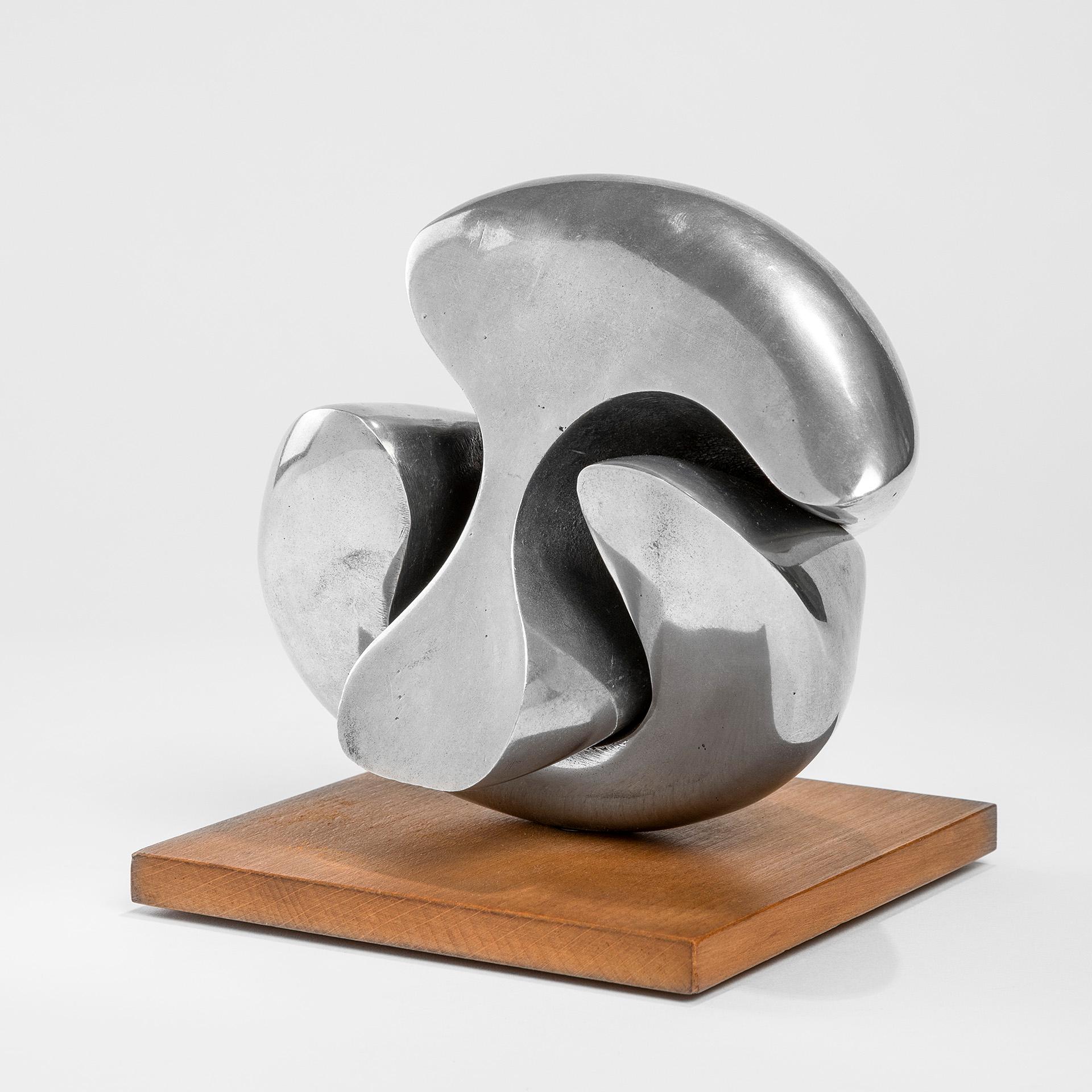 Giacomo Benevelli è uno scultore italiano nato a Reggio Emilia nel 1925. An He era figlio di Anselmo Govi, importante pittore italiano, il che significa che l'arte è sempre stata una caratteristica attuale nella loro famiglia. Ha studiato